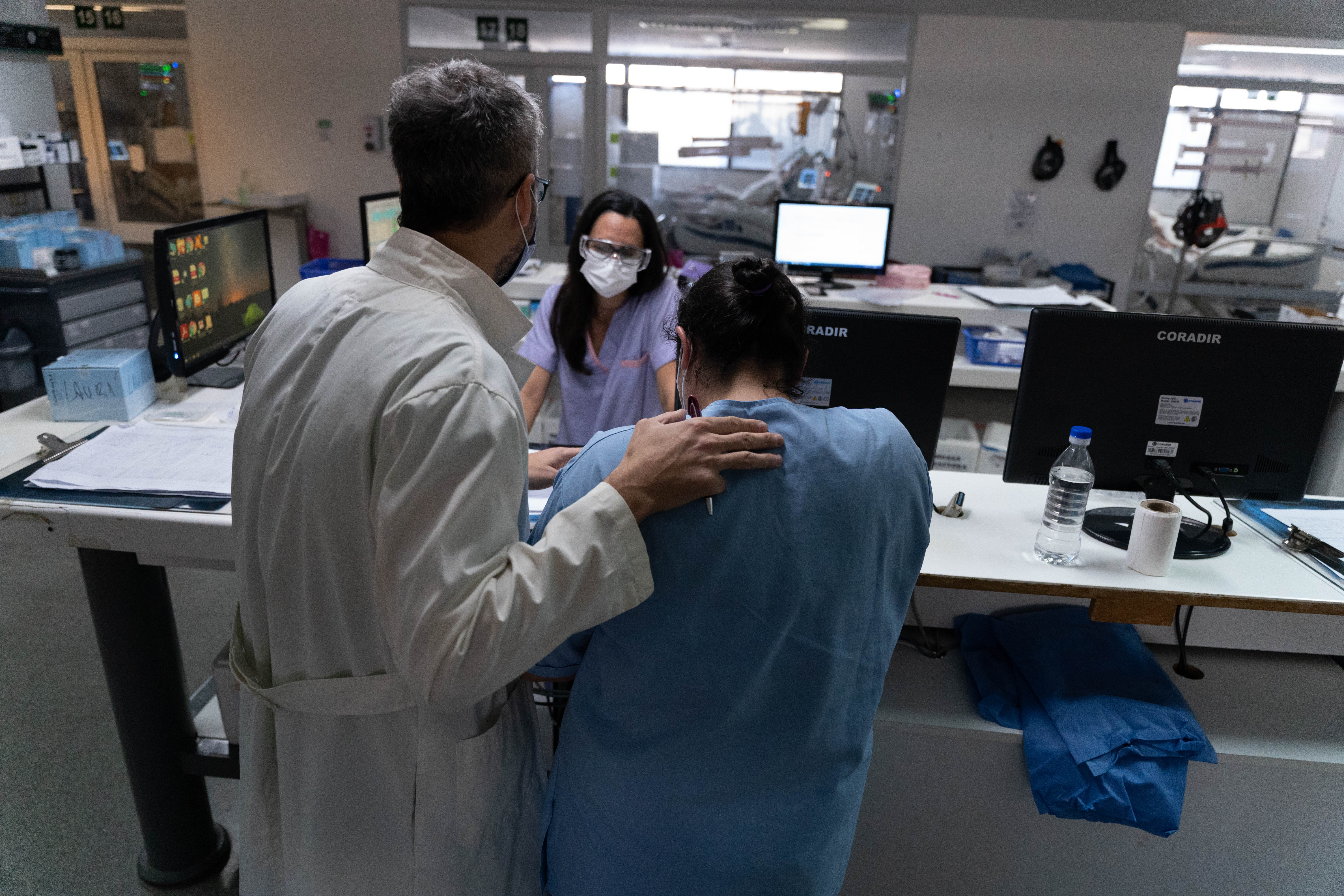 Sahar Tal Benzecry, Jefe de sala de Terapia Intermedia (devenida UTI Covid durante la pandemia), junto a compañeras de la unidad. (Foto: Franco Fafasuli)