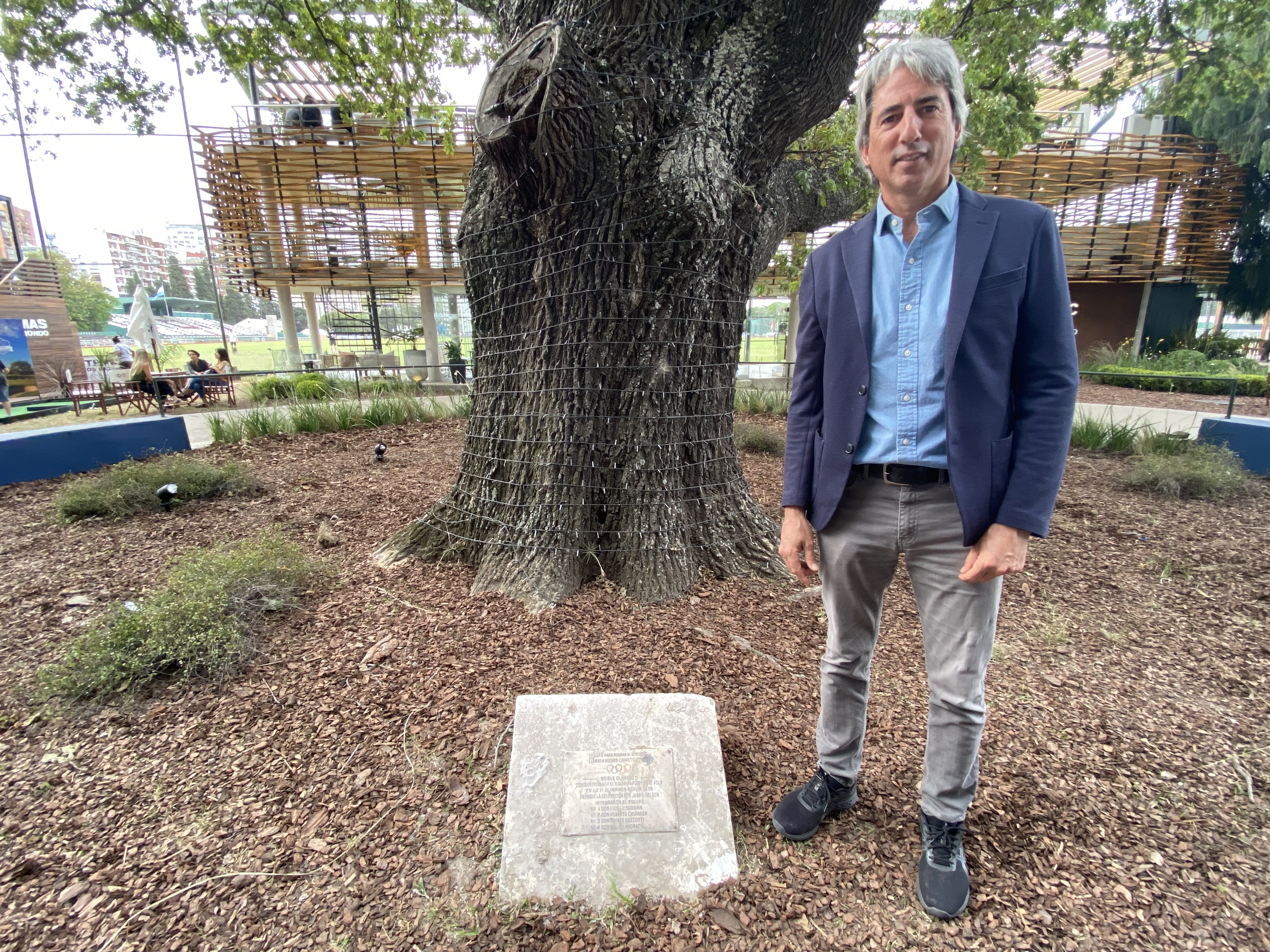 Delfin Uranga, president of the Argentine Polo Association (AAP), in front of the historic oak tree / SEBASTIÁN FEST