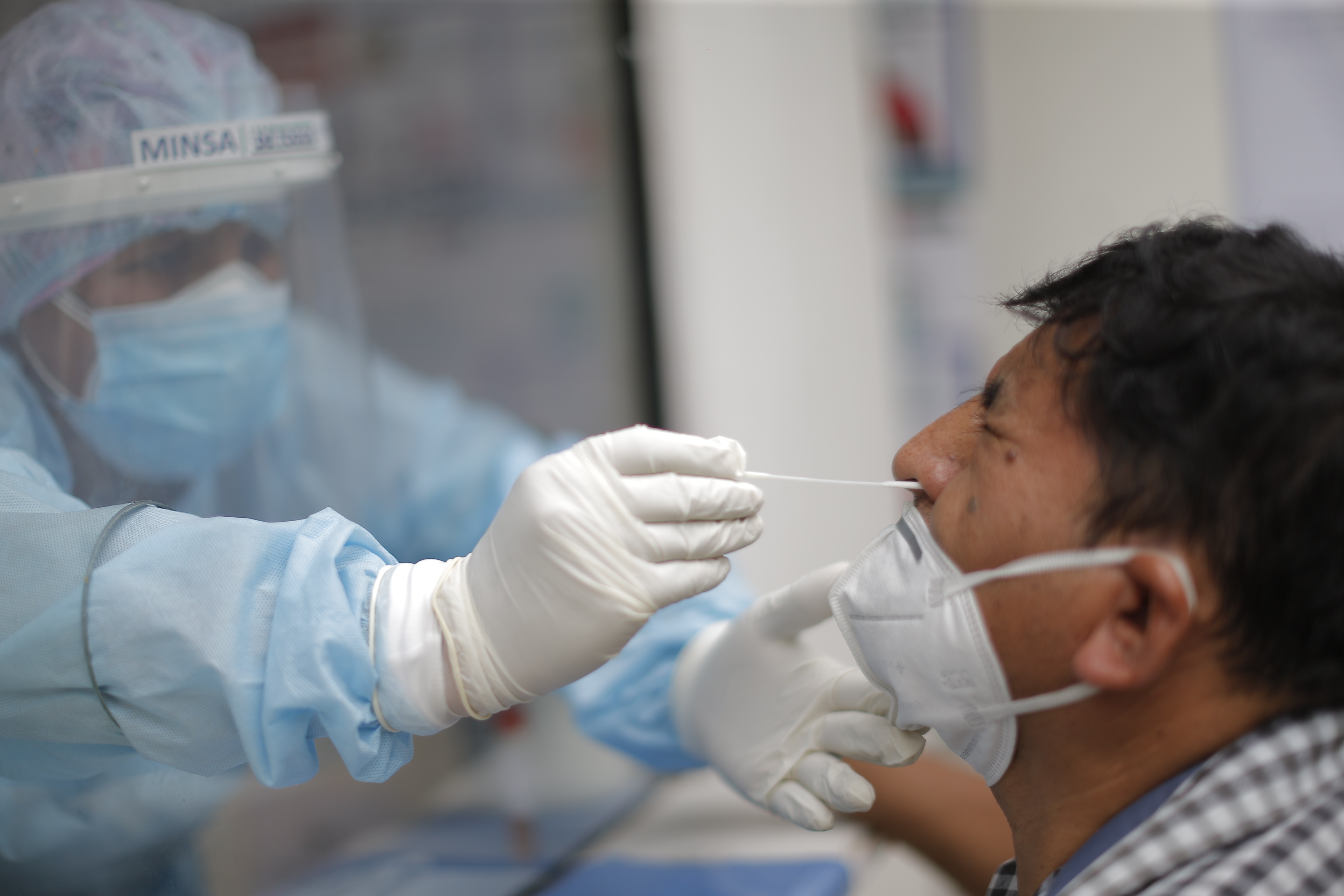 Un miembro del personal de salud realiza una prueba de covid-19 en Lima (Perú), en una fotografía de archivo. EFE/Luis Angel Gonzales
