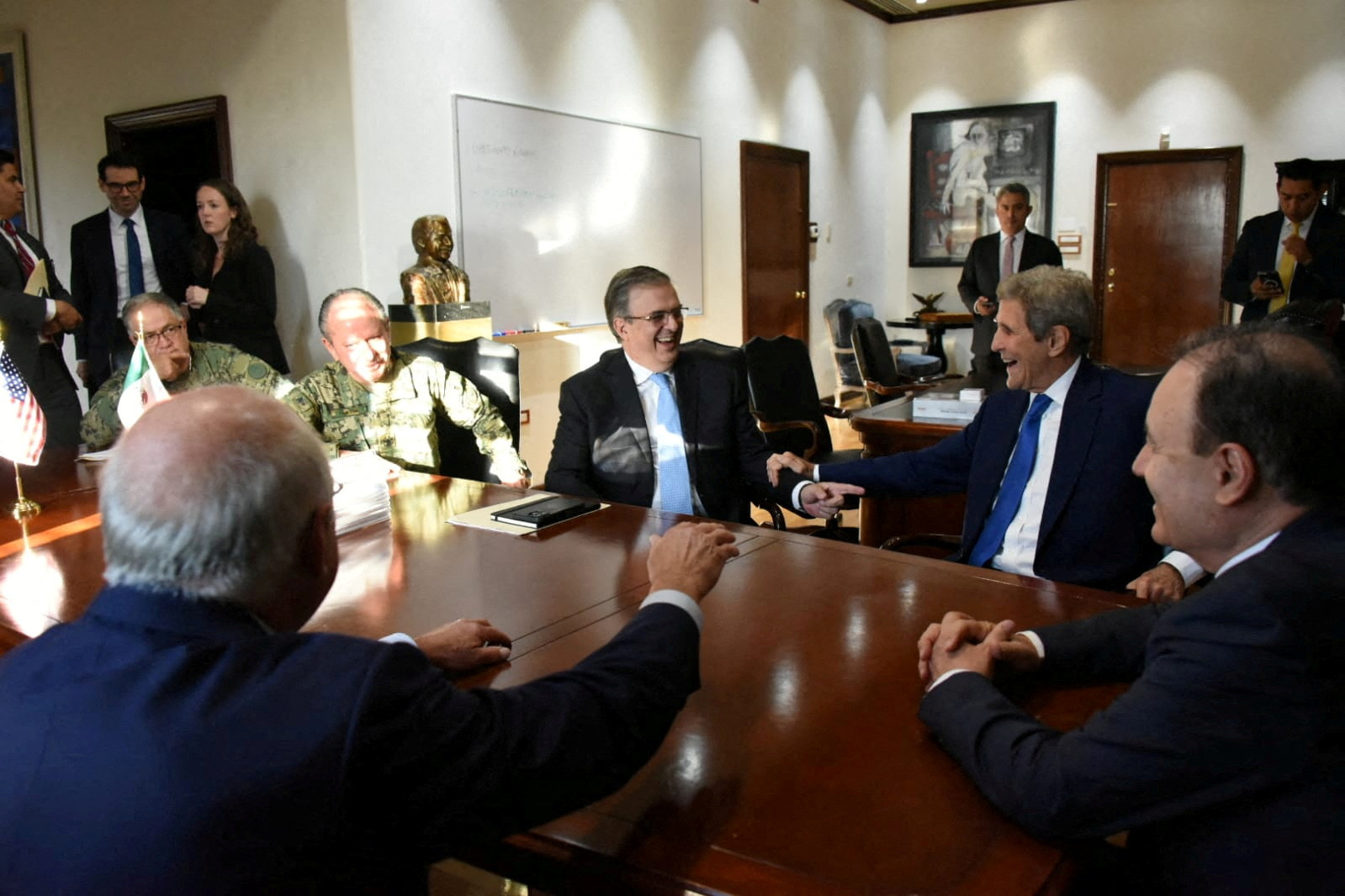 John Kerry y el Ministro de Relaciones Exteriores de México, Marcelo Ebrard, hablan antes de una reunión en Hermosillo, México, el 28 de octubre de 2022. ( REUTERS ATTENTION EDITORS - THIS IMAGE WAS PROVIDED BY A THIRD PARTY. NO RESALES. NO ARCHIVES)