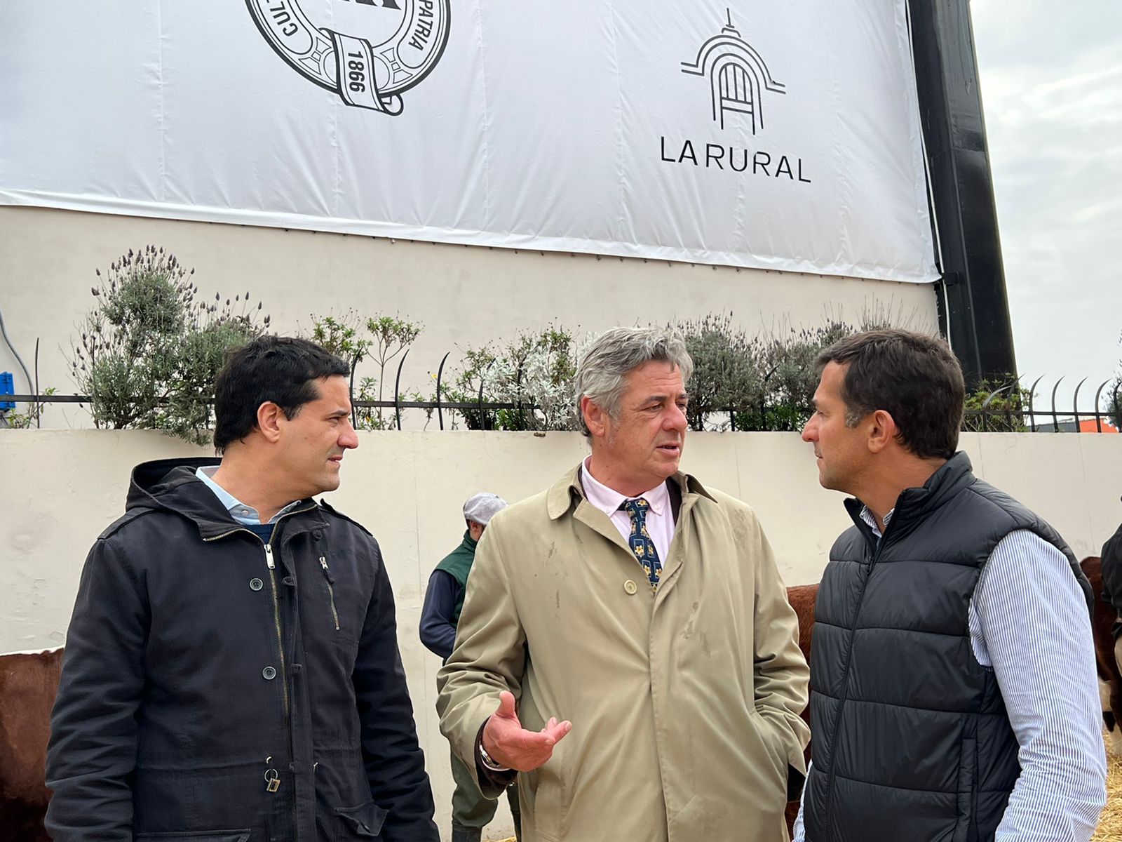 Durante la jornada, los dirigentes opositores conversaron con productores 