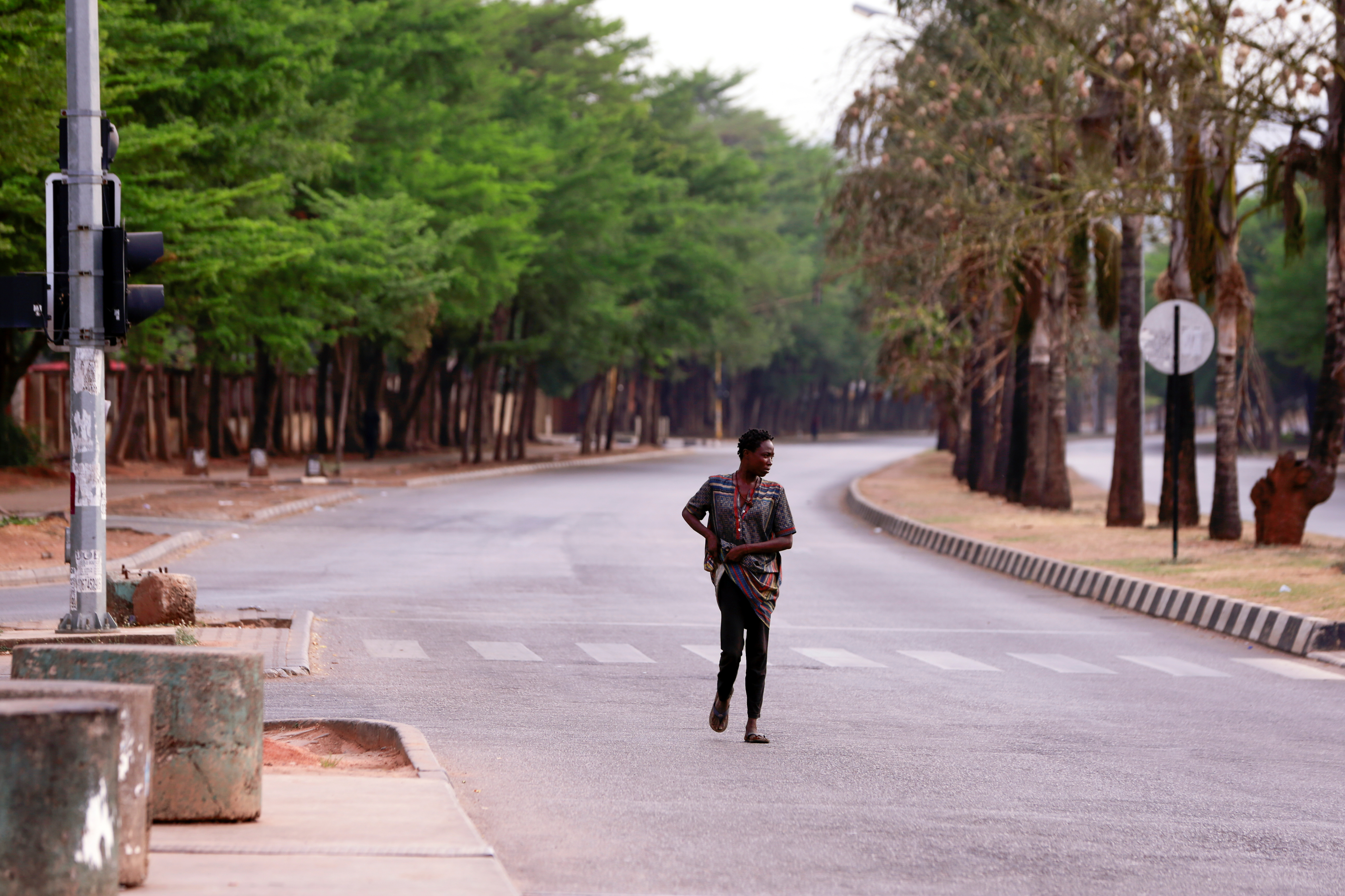 Un poblador camina por una calle desierta en Abuja, Nigeria (REUTERS/Afolabi Sotunde)