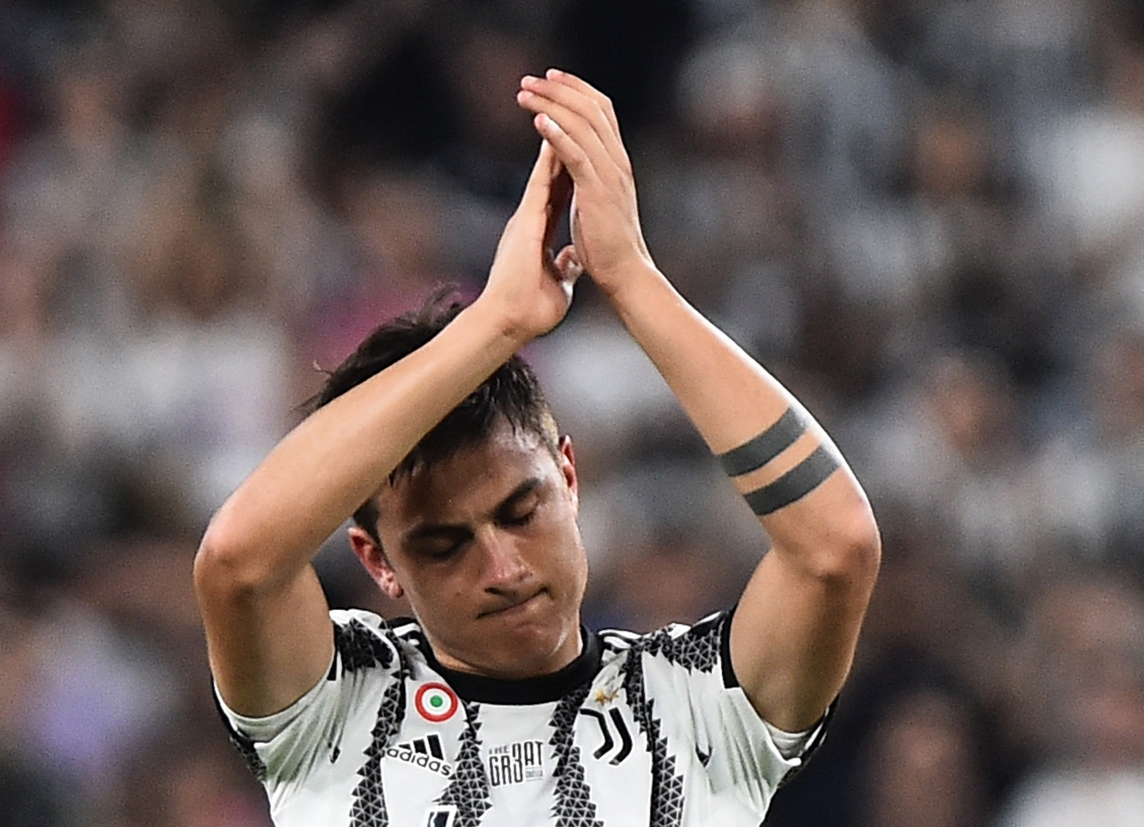 Lujo en uno de los goles, ovación y maratón de autógrafos en pleno partido: así fue la despedida de Dybala ante el público de la Juventus