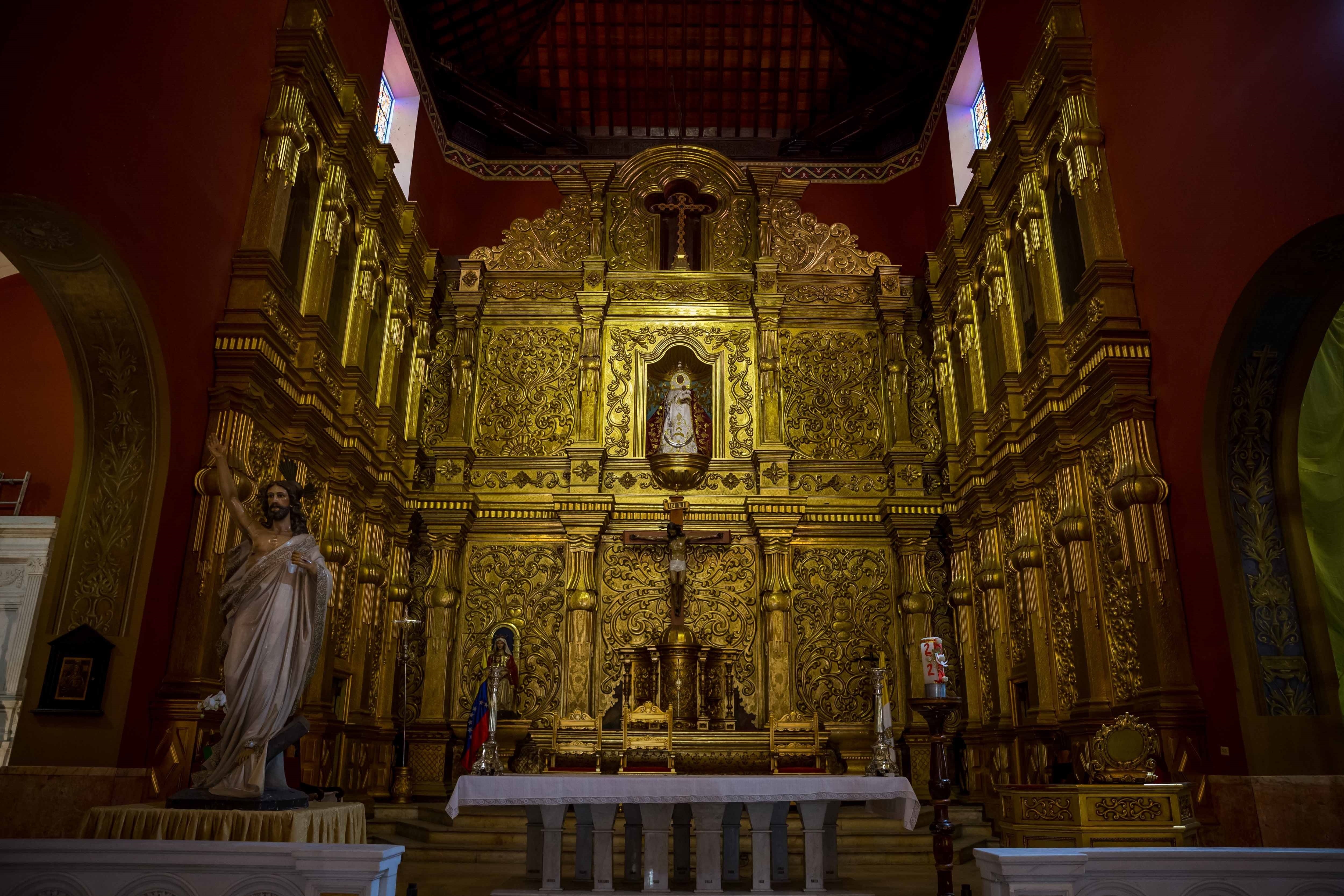 Fotografía del altar de la iglesia "Nuestra Señora de la Candelaria" donde reposan los restos mortales de José Gregorio Hernandez, el 21 de abril de 2021, en Caracas (Venezuela). EFE/ Miguel Gutiérrez
