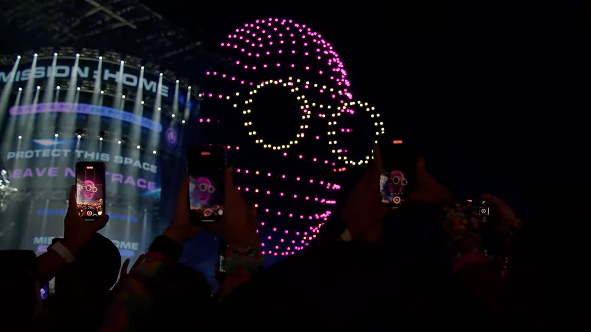 Un espectáculo de drones de 10 minutos atrapó la atención del público en el tiempo entre las presentaciones de David Guetta y Swedish House Mafia. 