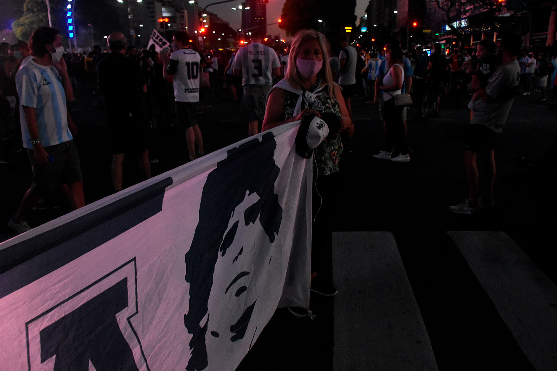 Desde la tarde de ayer, cientos de personas se autoconvocaron al Obelisco