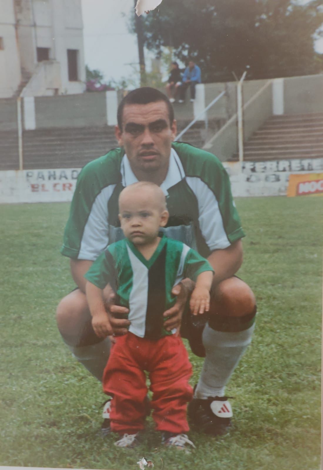 Lautaro Martínez, de mascota junto a su padre. Mario fue futbolista profesional