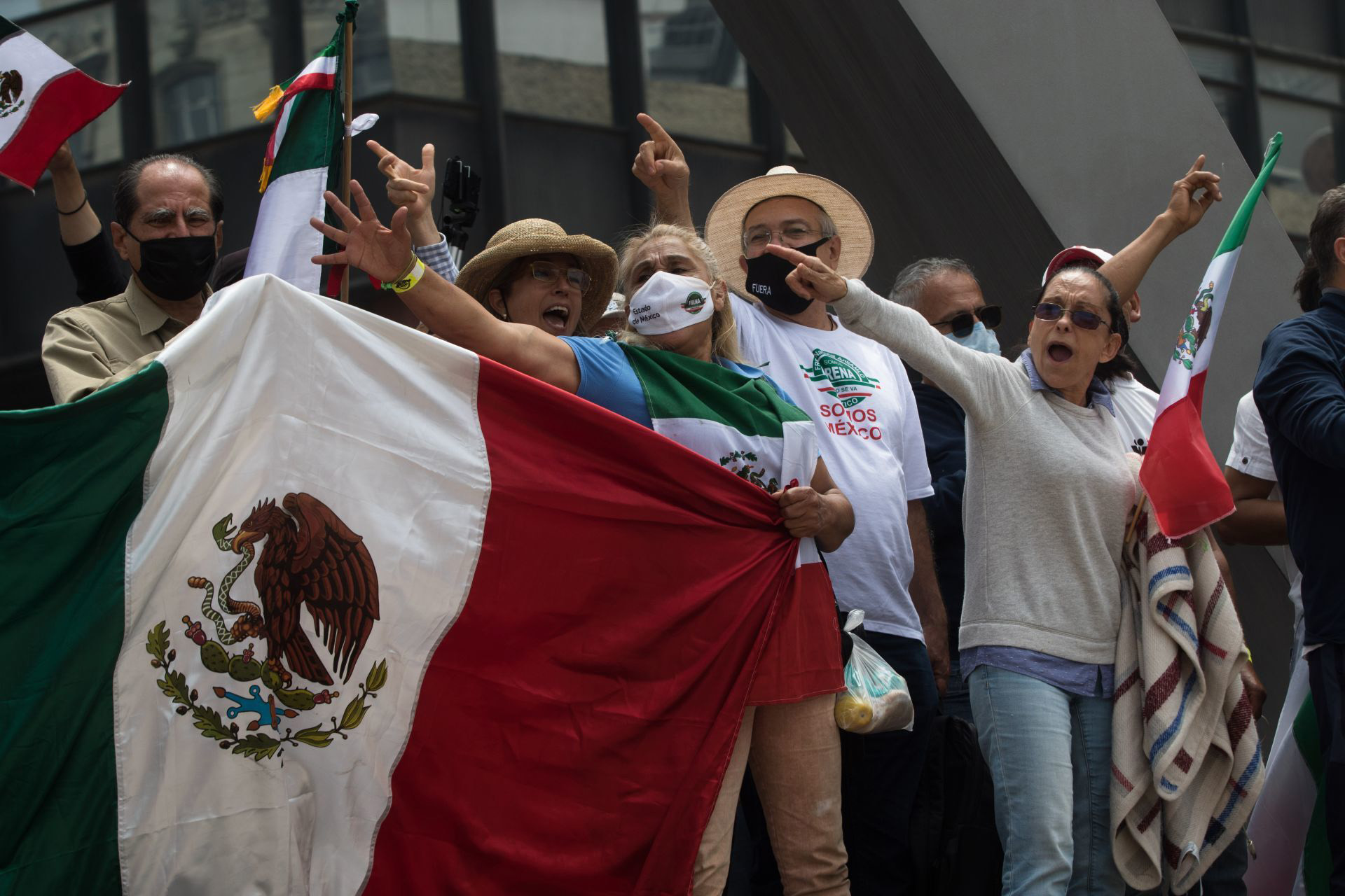 CIUDAD DE MÉXICO, 20SEPTIEMBRE2020.- Integrantes del Frente Nacional Anti-AMLO provenientes de diferentes estados de la República continúan con su plantón sobre avenida Juárez para exigir la renuncia del Jefe del Ejecutivo, al mediodía un caravana en auto de simpatizantes de este movimiento llegaron en apoyo por avenida Reforma, lo que aprovecharon para extender el plantón con casas de campaña en la glorieta en donde cruzan avenida Reforma, Juárez y Balderas. FOTO: MOISÉS PABLO/CUARTOSCURO.COM