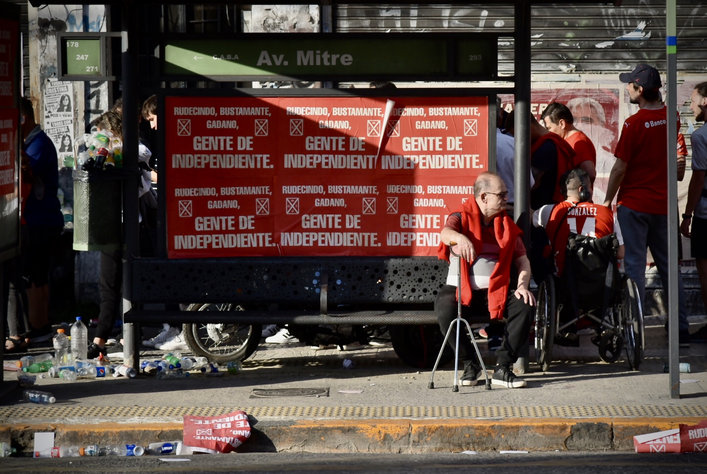 La fila para votar, entre afiches de una de las agrupaciones (Crédito: Ariel Torres)