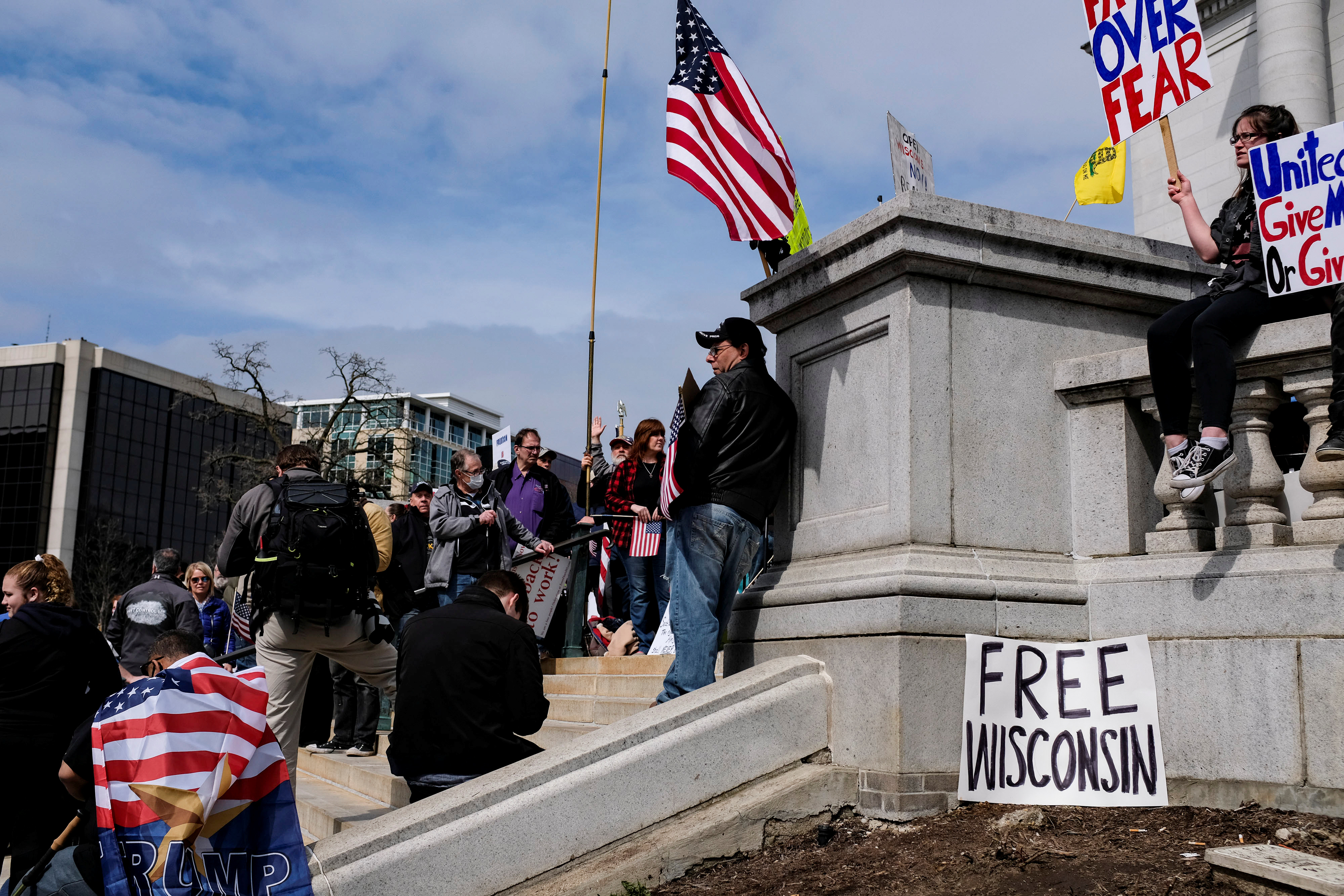 Manifestantes protestaron frente al capitolio de Madison, en Wisconsin, a finales de abril contra la cuarentena dictada por el gobernador Tony Evers. REUTERS/Daniel Acker