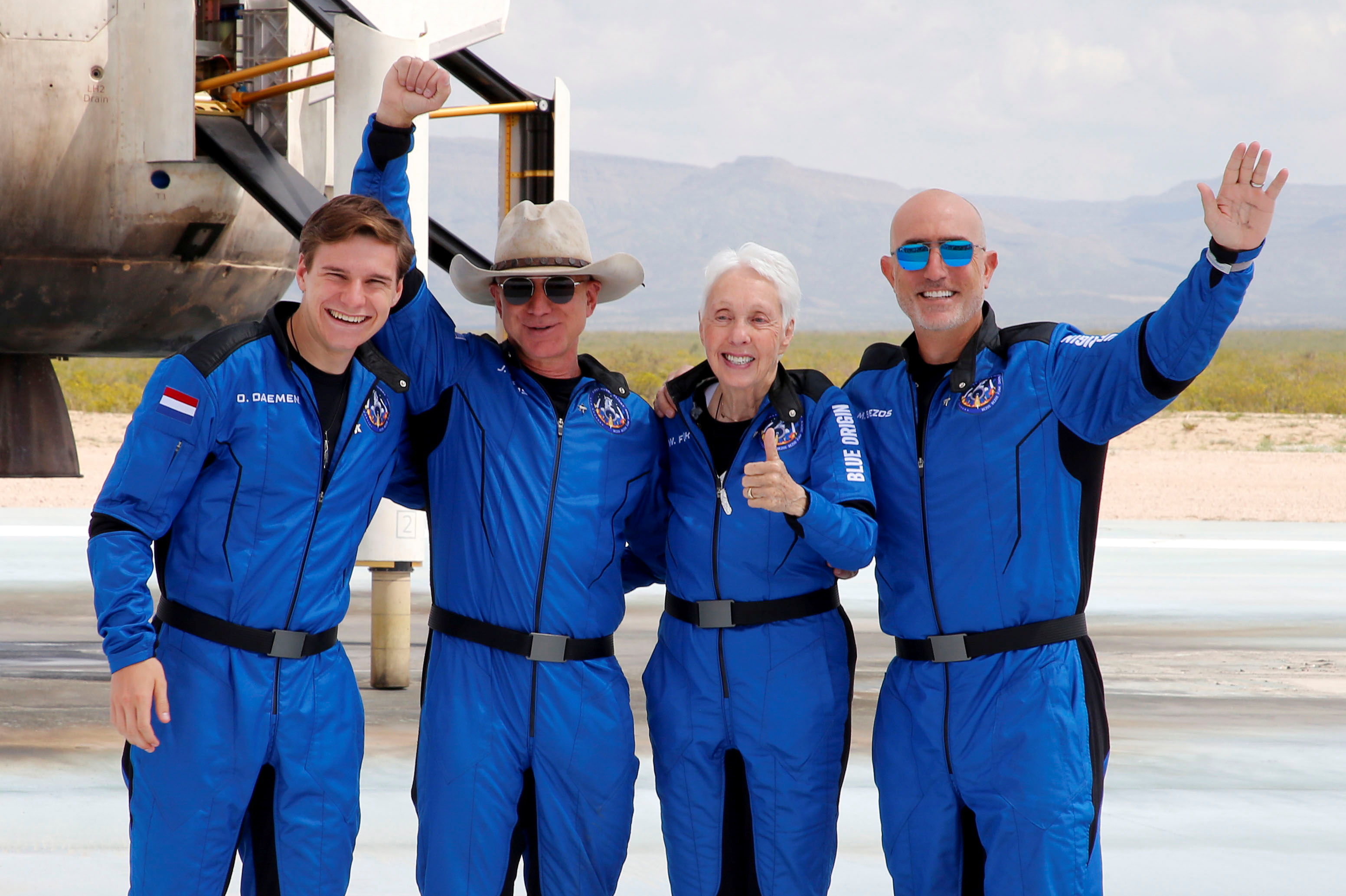 El empresario estadounidense multimillonario Jeff Bezos  posa para fotos con sus compañeros de tripulación Oliver Damen, de 18 años, Bezos, Wally Funk, de 82, y Mark Bezos en la plataforma de aterrizaje después de volar en el vuelo inaugural de Blue Origin hasta el borde. del espacio, en la ciudad de Van Horn, Texas, EE. UU. el 20 de julio de 2021. REUTERS / Joe Skipper