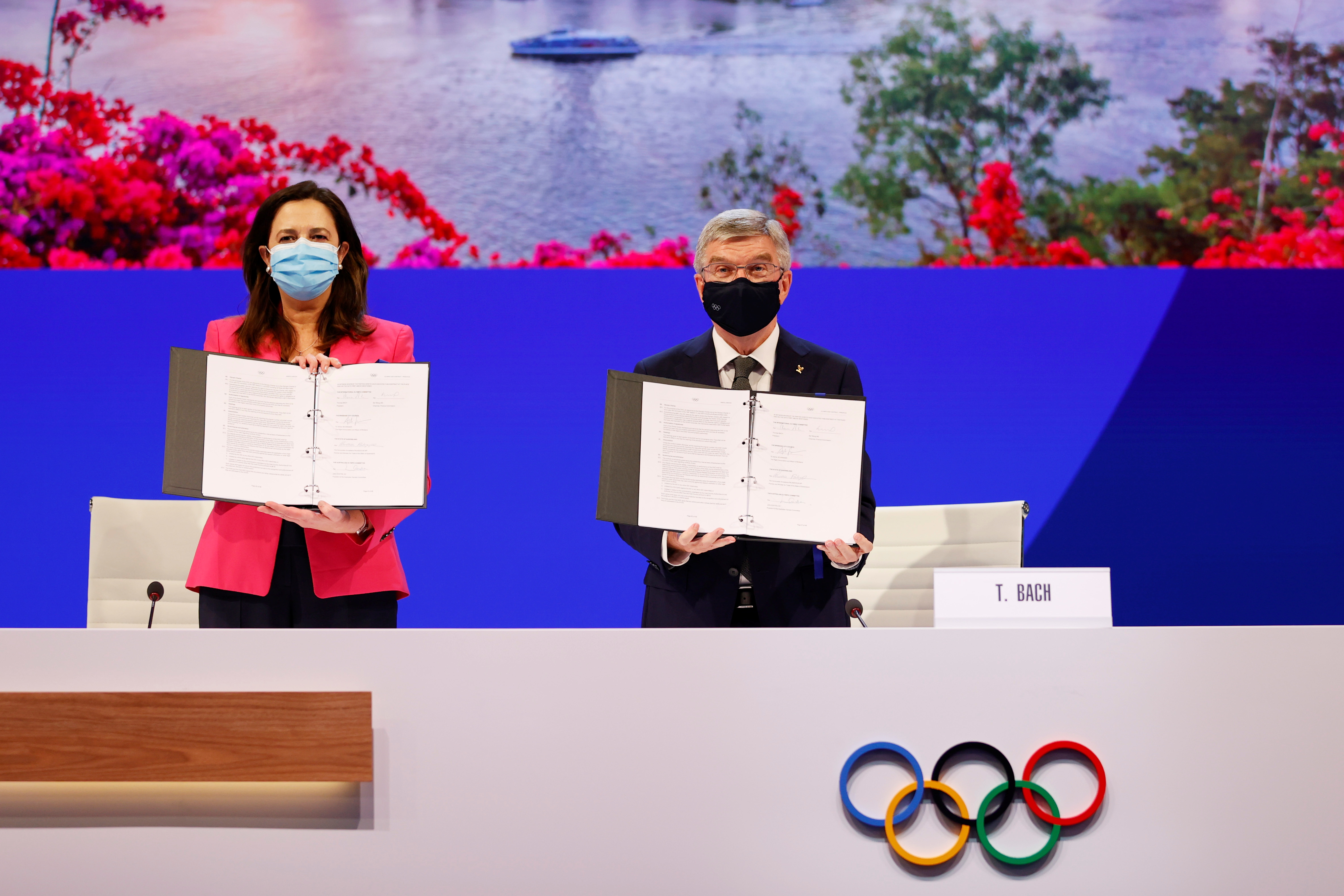 Olympics - 138th IOC Session - Hotel Okura, Tokyo, Japan - July 21, 2021 The Honourable Annastacia Palaszczuk MP, Premier of Queensland and Minister for Trade (L), and President of the International Olympic Committee Thomas Bach hold up copies of the Host Agreement after Brisbane was announced as the 2032 Summer Olympics host city during the 138th IOC Session Pool via REUTERS/Toru Hanai