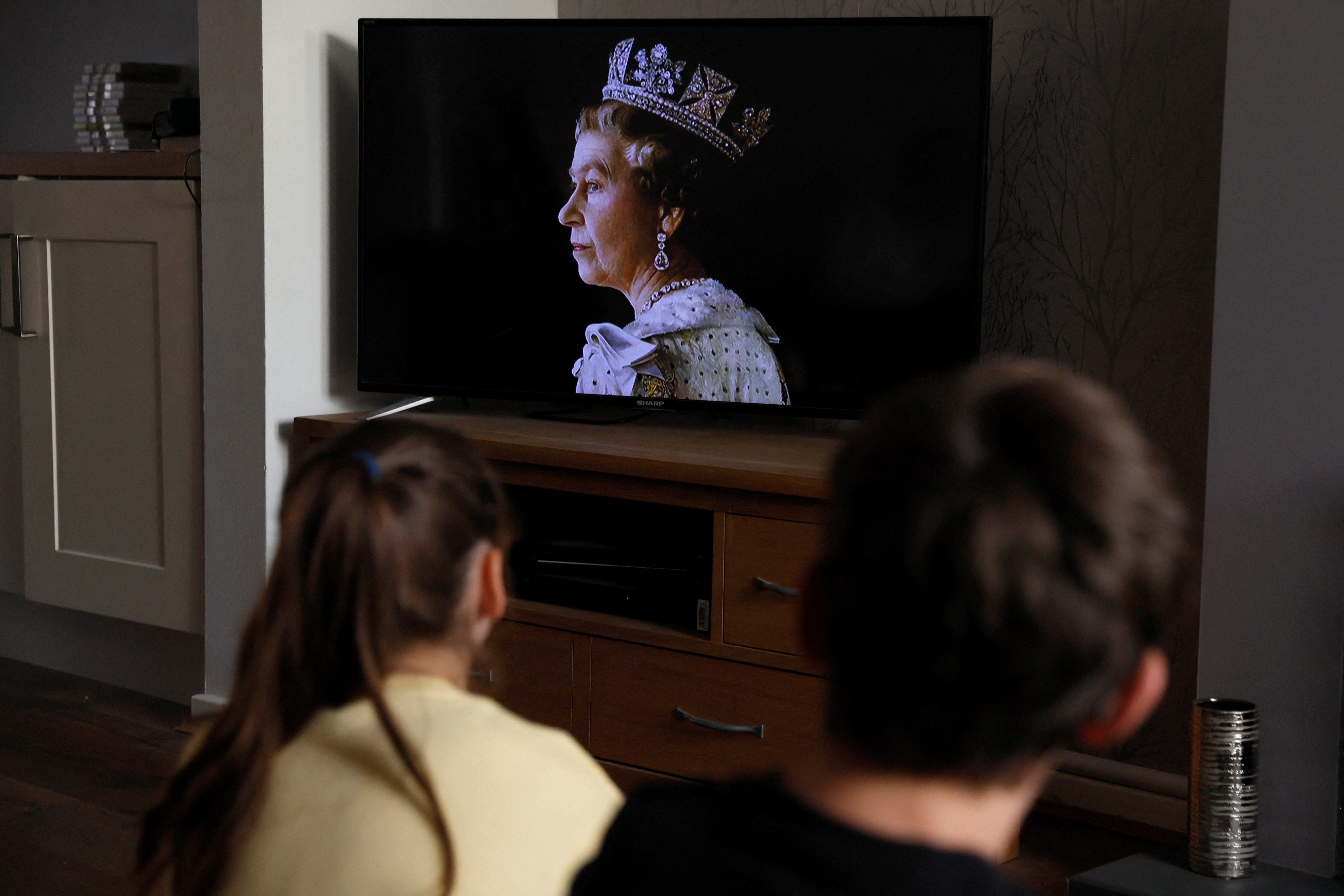 Unos niños miran la televisión mientras se anuncia que la reina Isabel, la monarca que más tiempo ha reinado en Gran Bretaña y la figura de la nación durante siete décadas, ha muerto a los 96 años, según el Palacio de Buckingham, en Hertford, Hertfordshire, Gran Bretaña, el 8 de septiembre de 2022. REUTERS/Andrew Couldridge