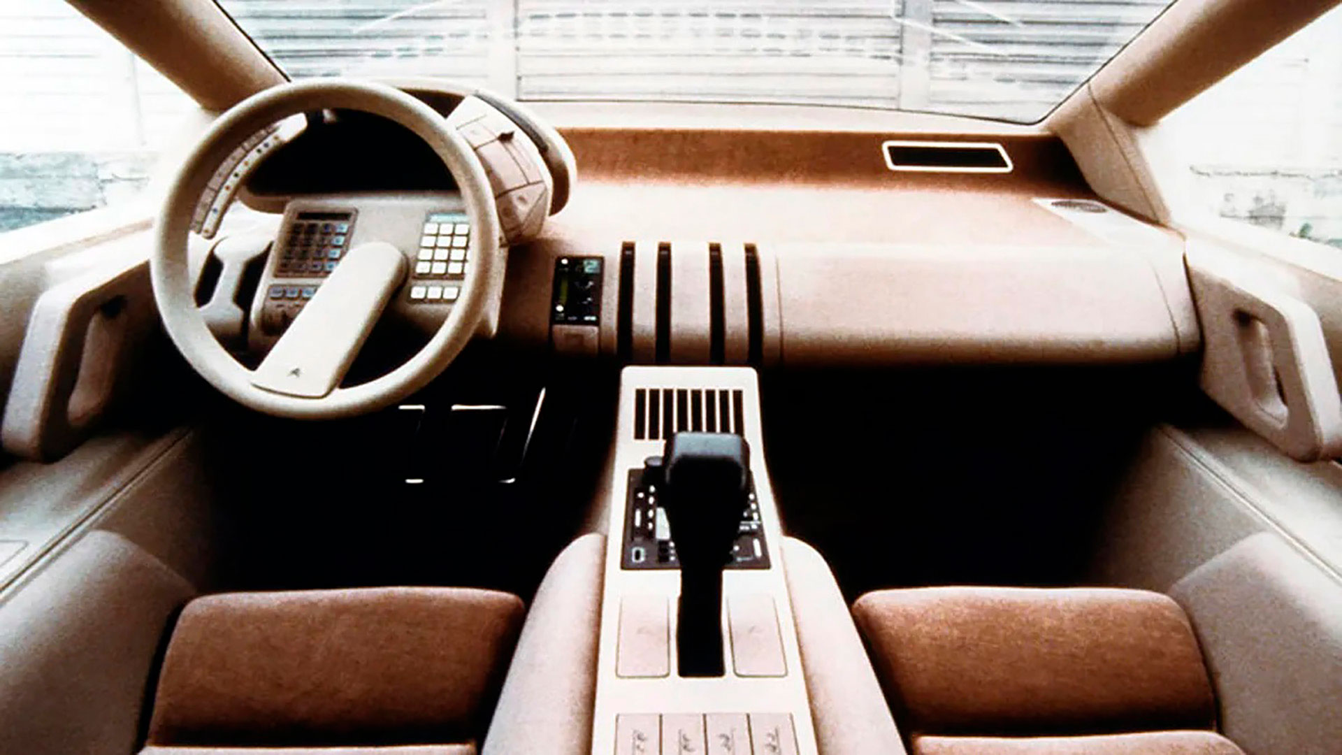 En los años 80 también aparecieron los relojes pulsera digitales. La similitud con los tableros de los autos era notable