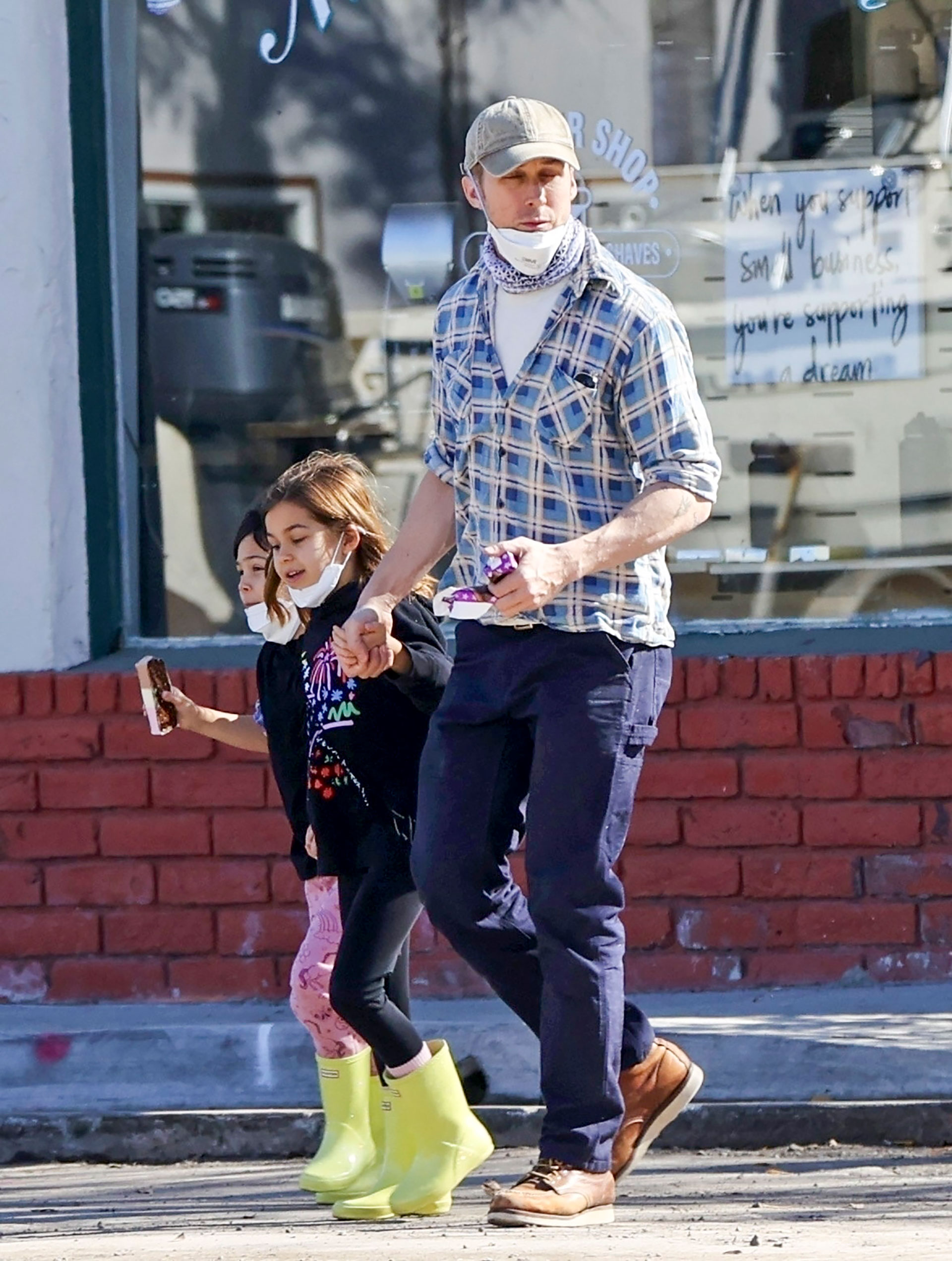 Día en familia. Ryan Gosling llevó a sus hijas al parque de Los Feliz, en Santa Mónica, en donde vive junto a Eva Mendes. Antes, se detuvieron en una reconocida panadería para comprar comida para llevar