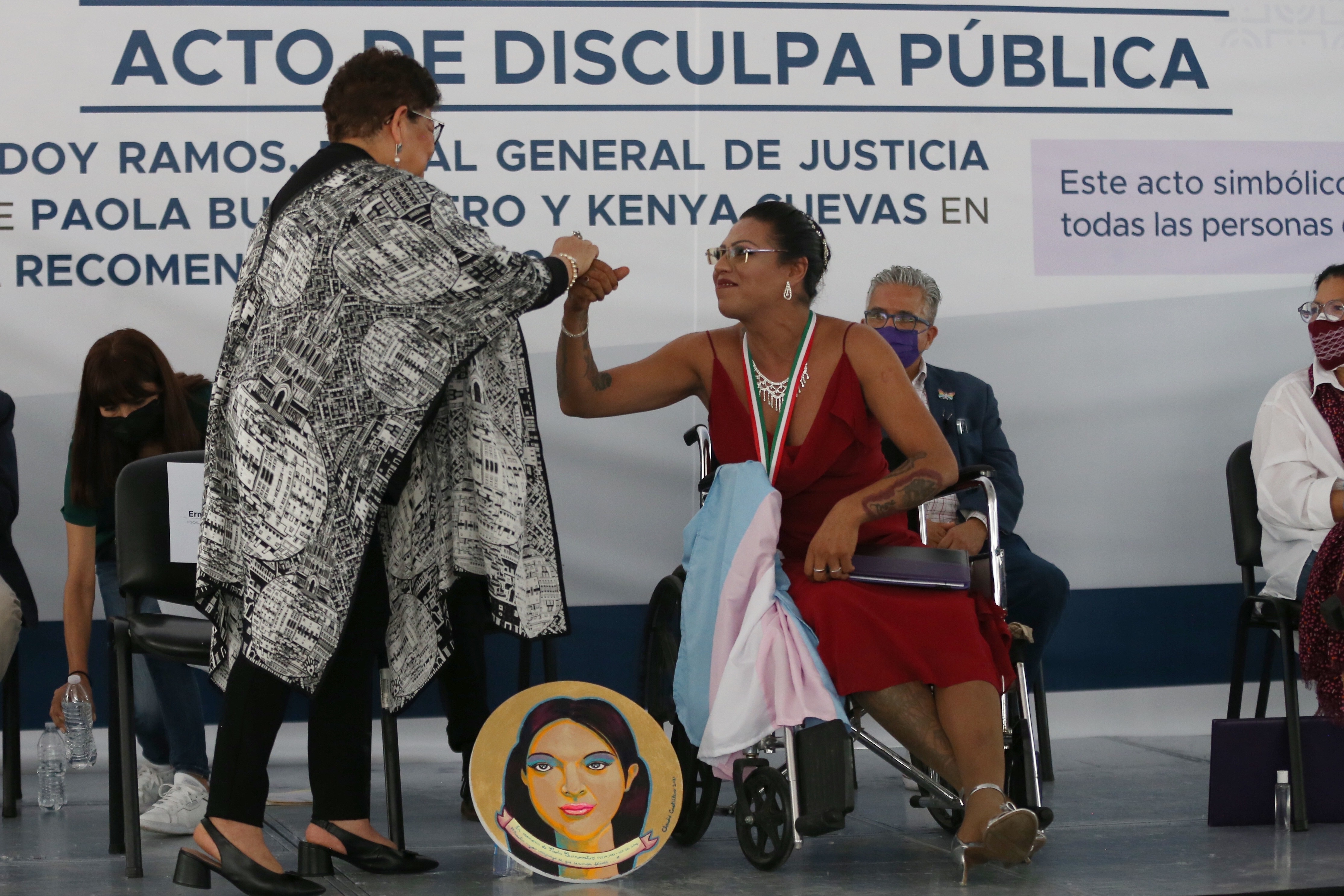 La Fiscal General de Justicia de la Ciudad de México Ernestina Godoy y la activista Kenya Cuevas durante un acto protocolario en Ciudad de México. (EFE/Sáshenka Gutiérrez)
