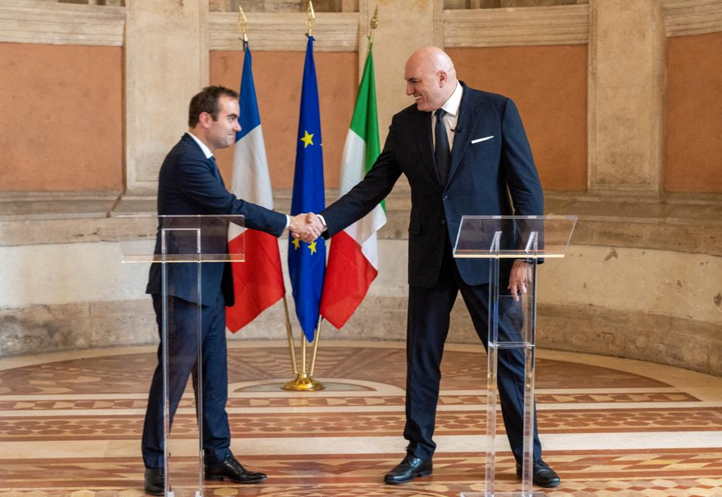 El ministro de Defensa de Italia, Guido Crosetto, y el ministro de Defensa francés, Sebastien Lecornu (Ministero della Difesa/Handout via REUTERS)