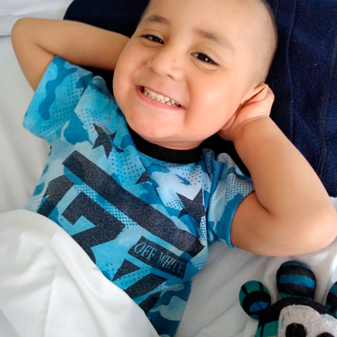 Hoy el pequeño, luego de una larga lucha contra el cáncer, se encuentra en su casa  