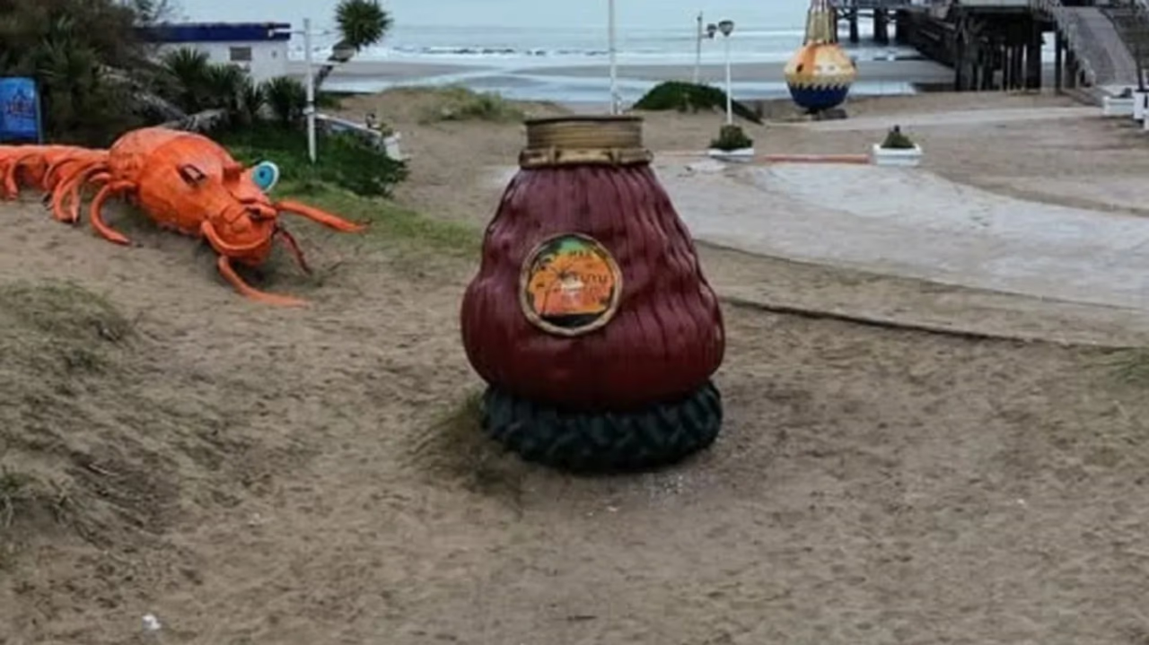 Ins&oacute;lito robo en Mar del Tuy&uacute;: se llevaron la bombilla de una emblem&aacute;tica escultura de un mate gigante