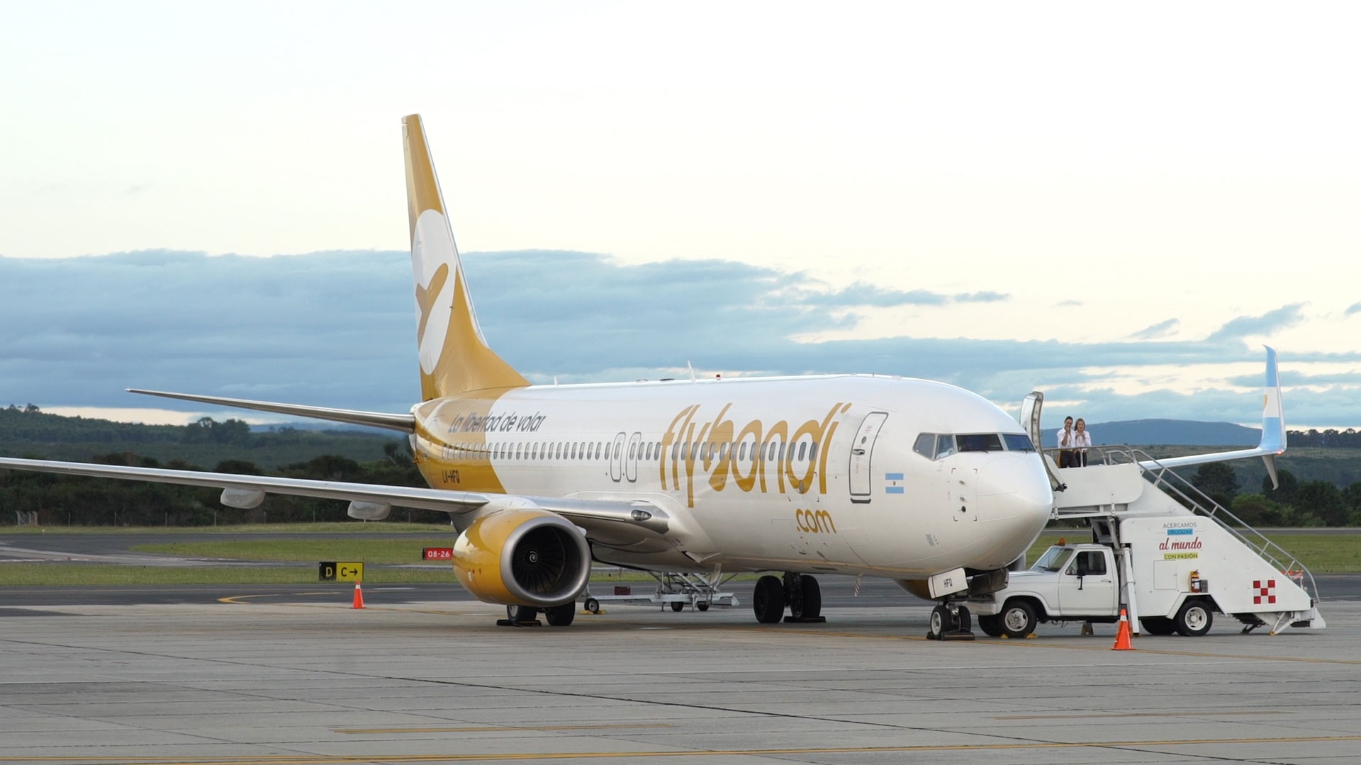 Flybondi cancela vuelos por las restricciones para acceder a dólares: hay unos 5.500 pasajeros afectados