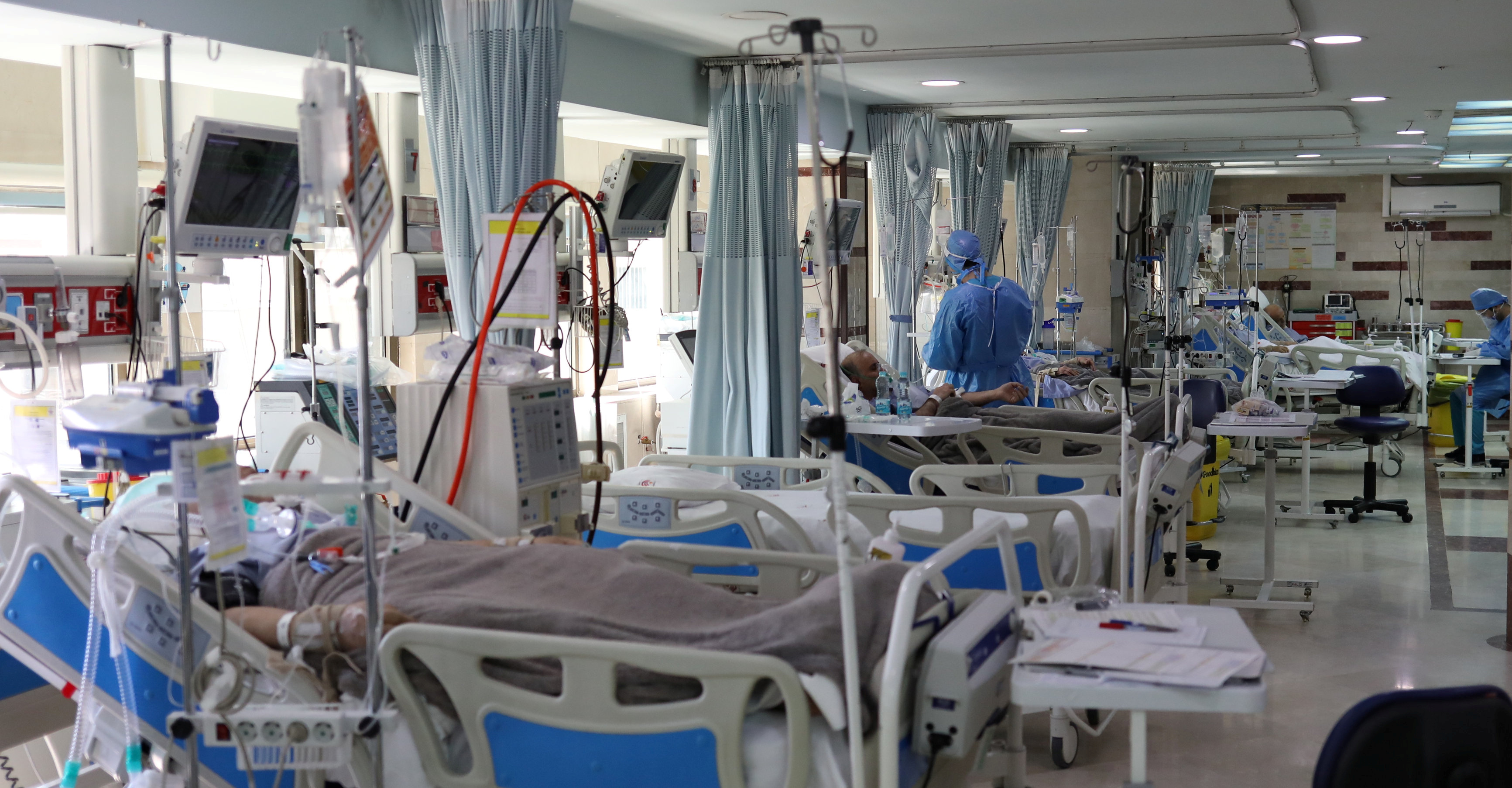 Al igual que hace un siglo, se crearon áreas especiales en los hospitales para separar a los pacientes de COVID-19. (West Asia News Agency/Ali Khara via REUTERS)
