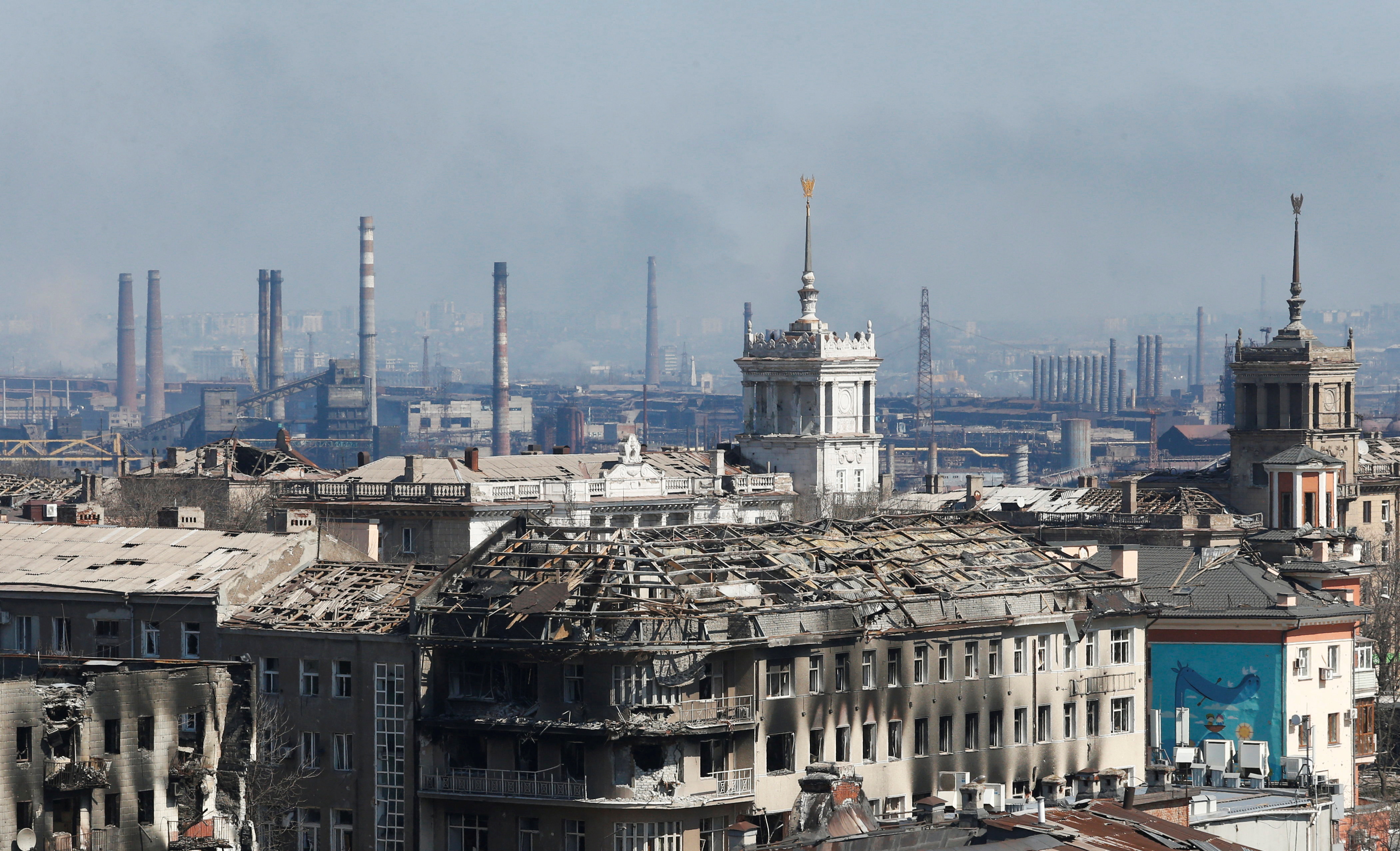 La destrucción de los edificios de Mariupol tras el asedio de las tropas rusas (REUTERS/Alexander Ermochenko)