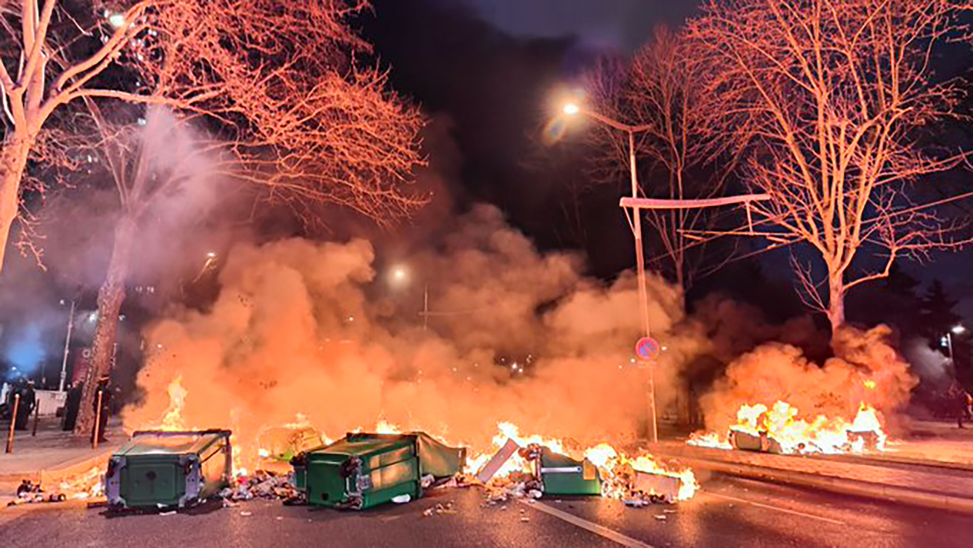 Crisis en Francia: más de 100 detenidos por las violentas protestas en París contra la reforma de pensiones