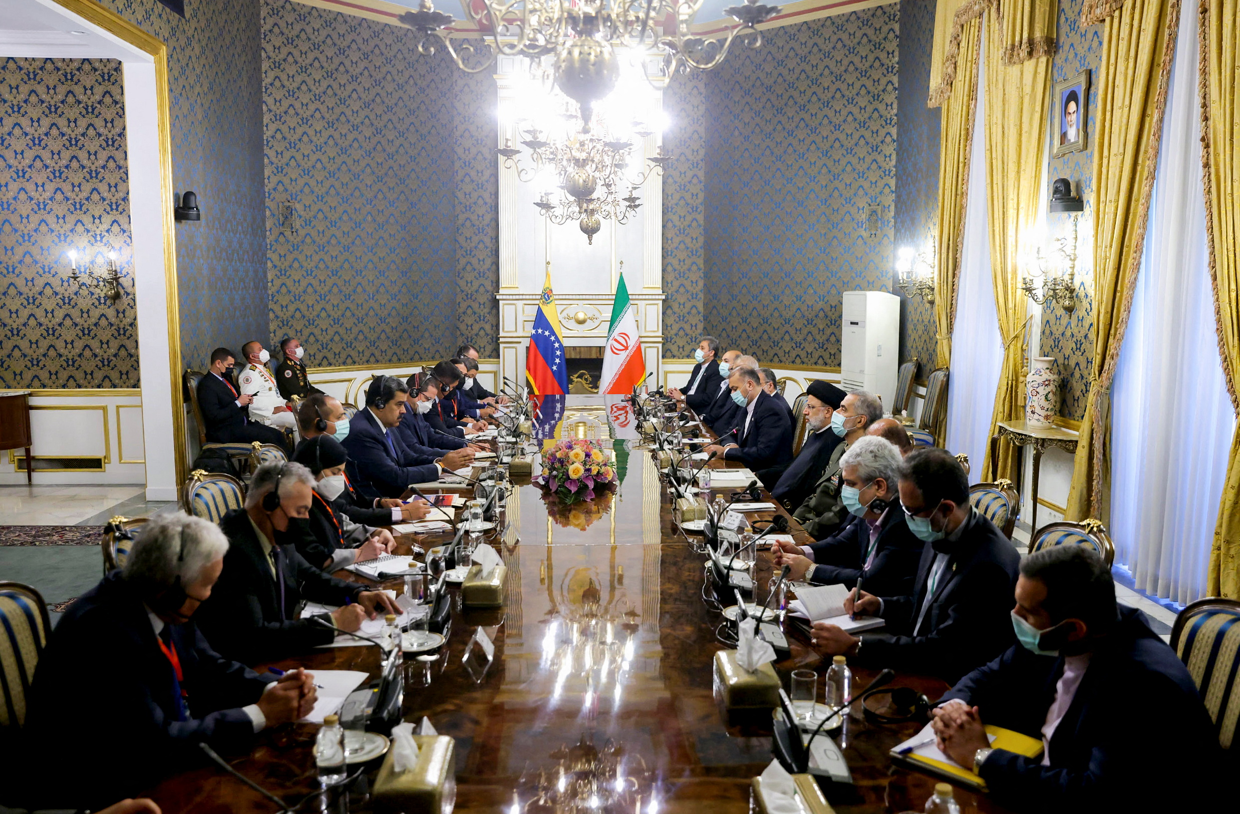 La mesa en la que las autoridades de ambos países firmaron los acuerdos (Reuters)