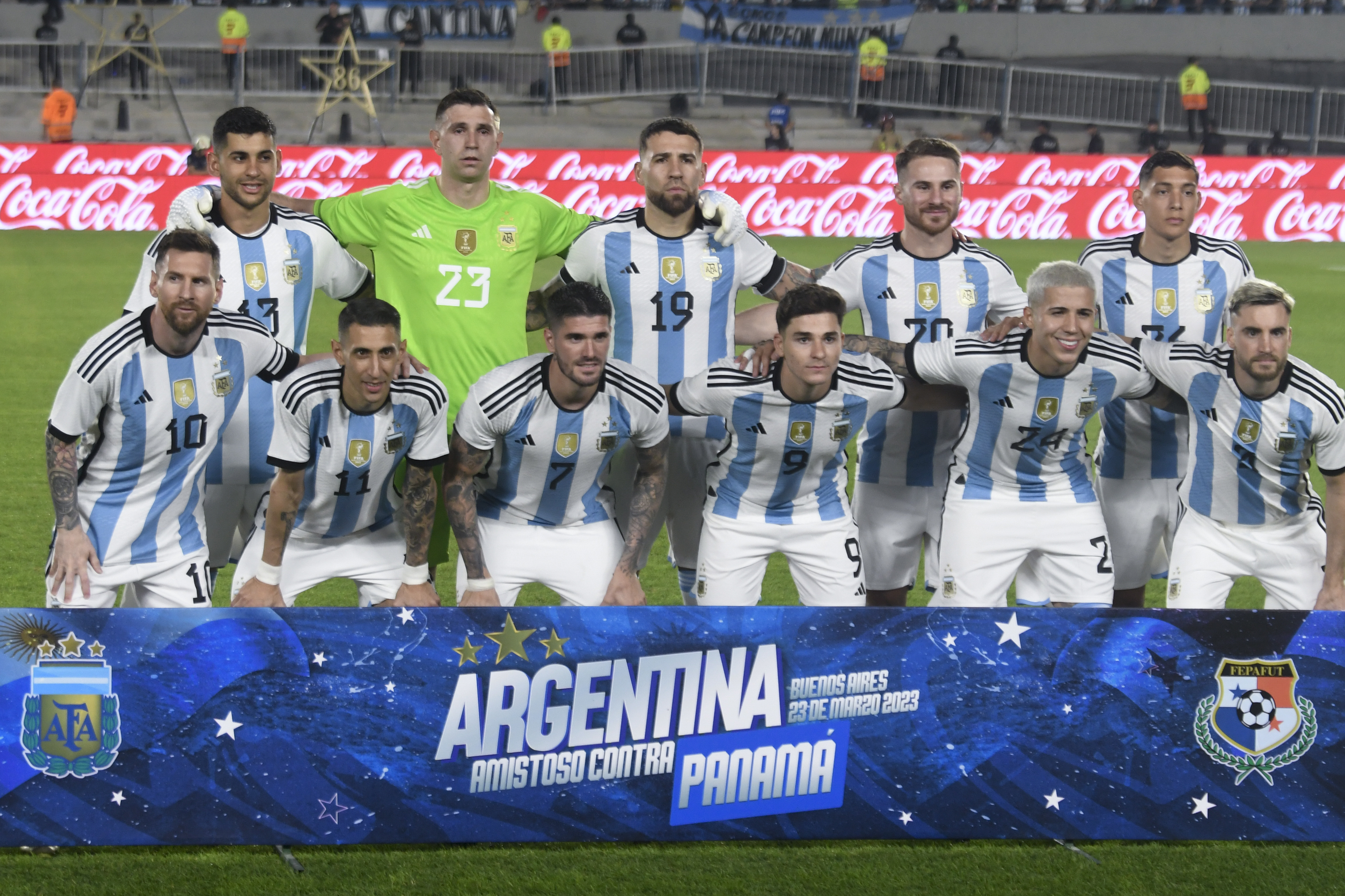 Los jugadores argentinos posan antes del amistoso contra Panamá en Buenos Aires (AP Foto/Gustavo Garello)