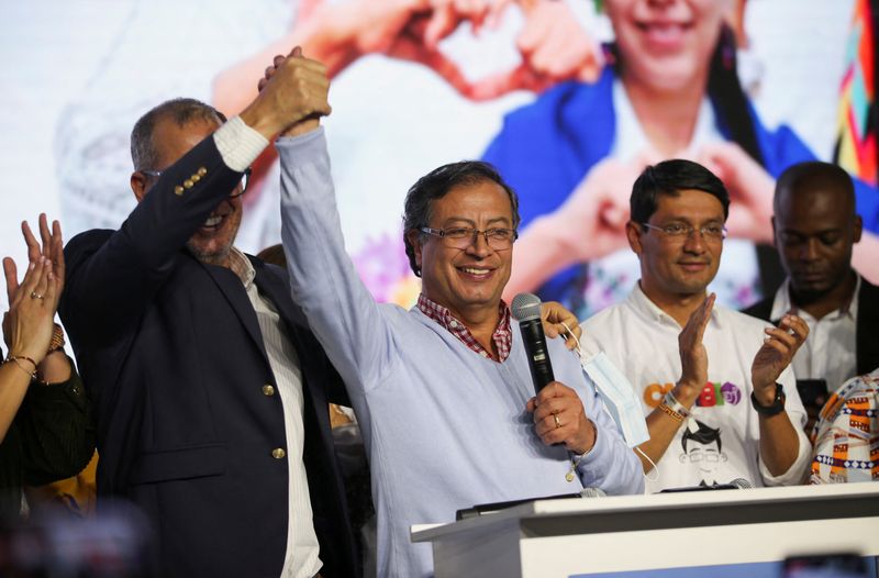 El candidato presidencial colombiano Gustavo Petro celebra su triunfo en la consulta de la coalición de izquierda Pacto Histórico, en Bogotá, Colombia, 13 de marzo, 2022. REUTERS/Luisa González