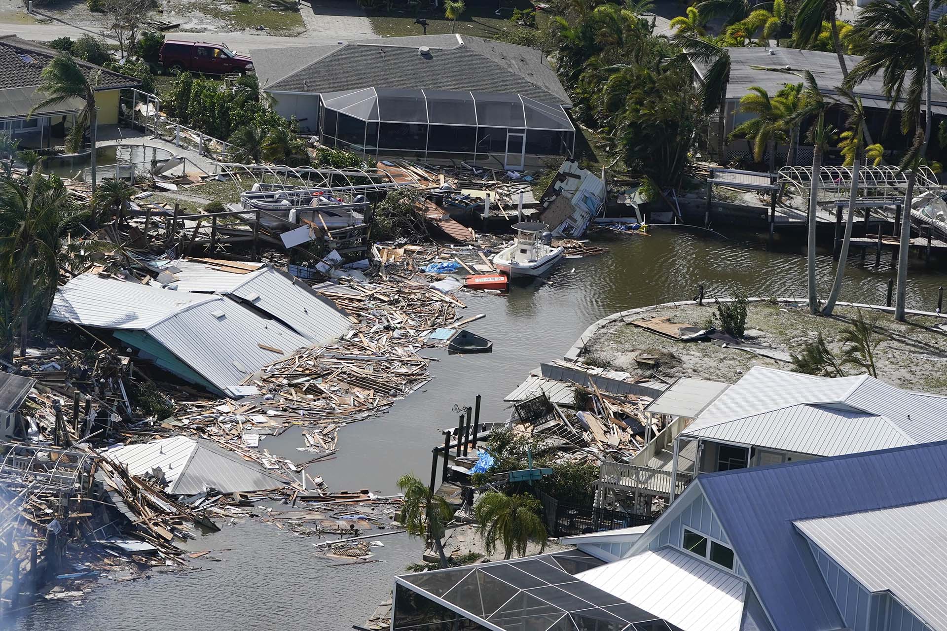 Vista de casas dañadas después del huracán Ian, el jueves 29 de septiembre de 2022, en Fort Myers Beach, Florida. (AP Photo/Wilfredo Lee)
