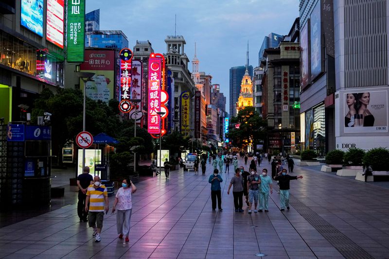 Un distrito comercial principal, cerrado durante la pandemia de la enfermedad por coronavirus (COVID-19), en Shanghái, China, 30 de mayo de 2022. REUTERS/Aly Song