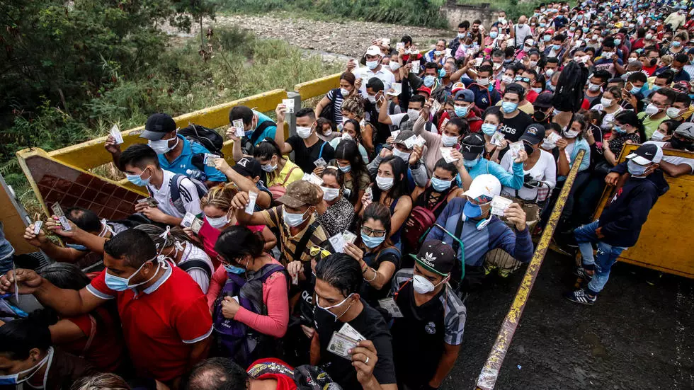 Un grupo masivo de venezolanos tratando de ingresar a Colombia 