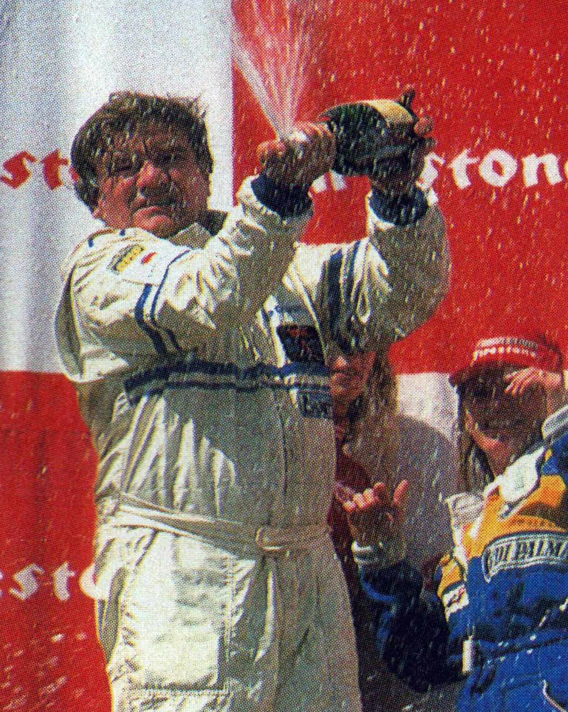 El Loco en el podio tras ganar su última carrera en TC. Fue en 1998, también en Buenos Aires, con su hija Andrea de acompañante (Archivo CORSA)