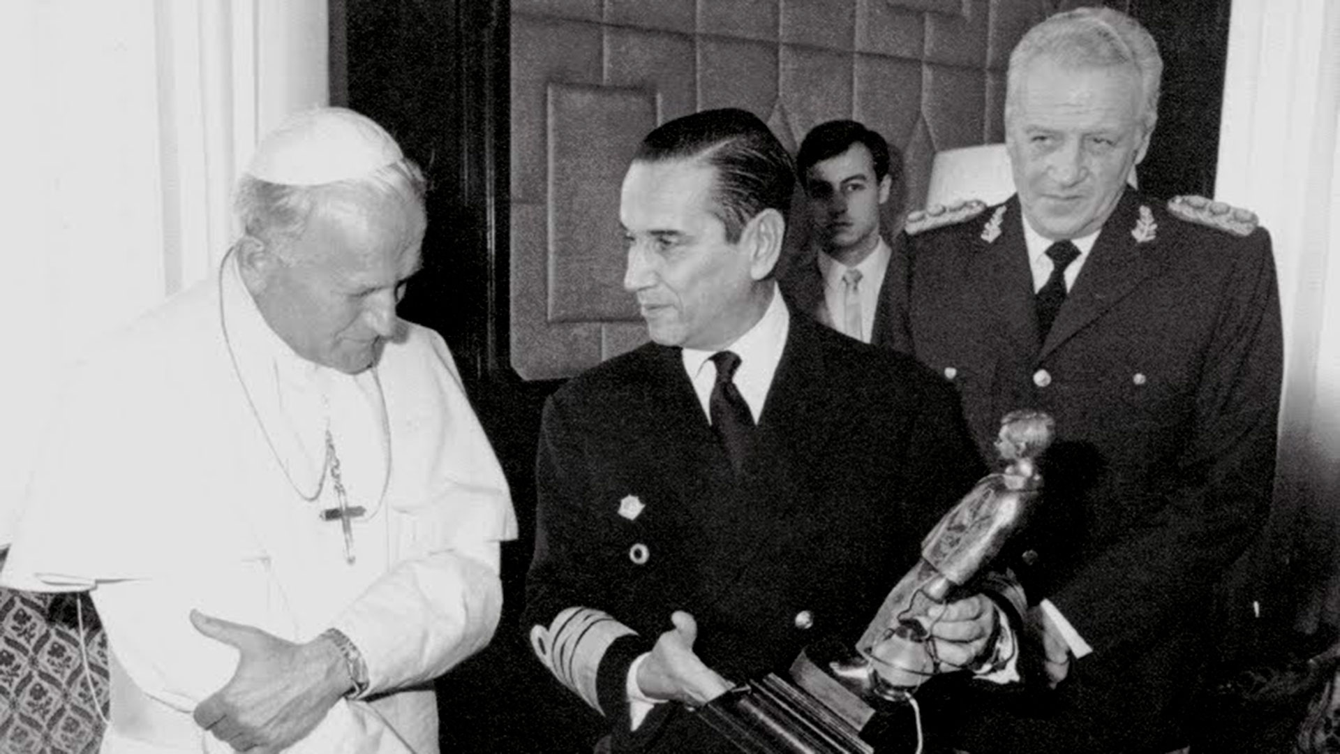 Anaya junto al papa Juan Pablo II en 1982 y detrás Leopoldo Fortunato Galtieri