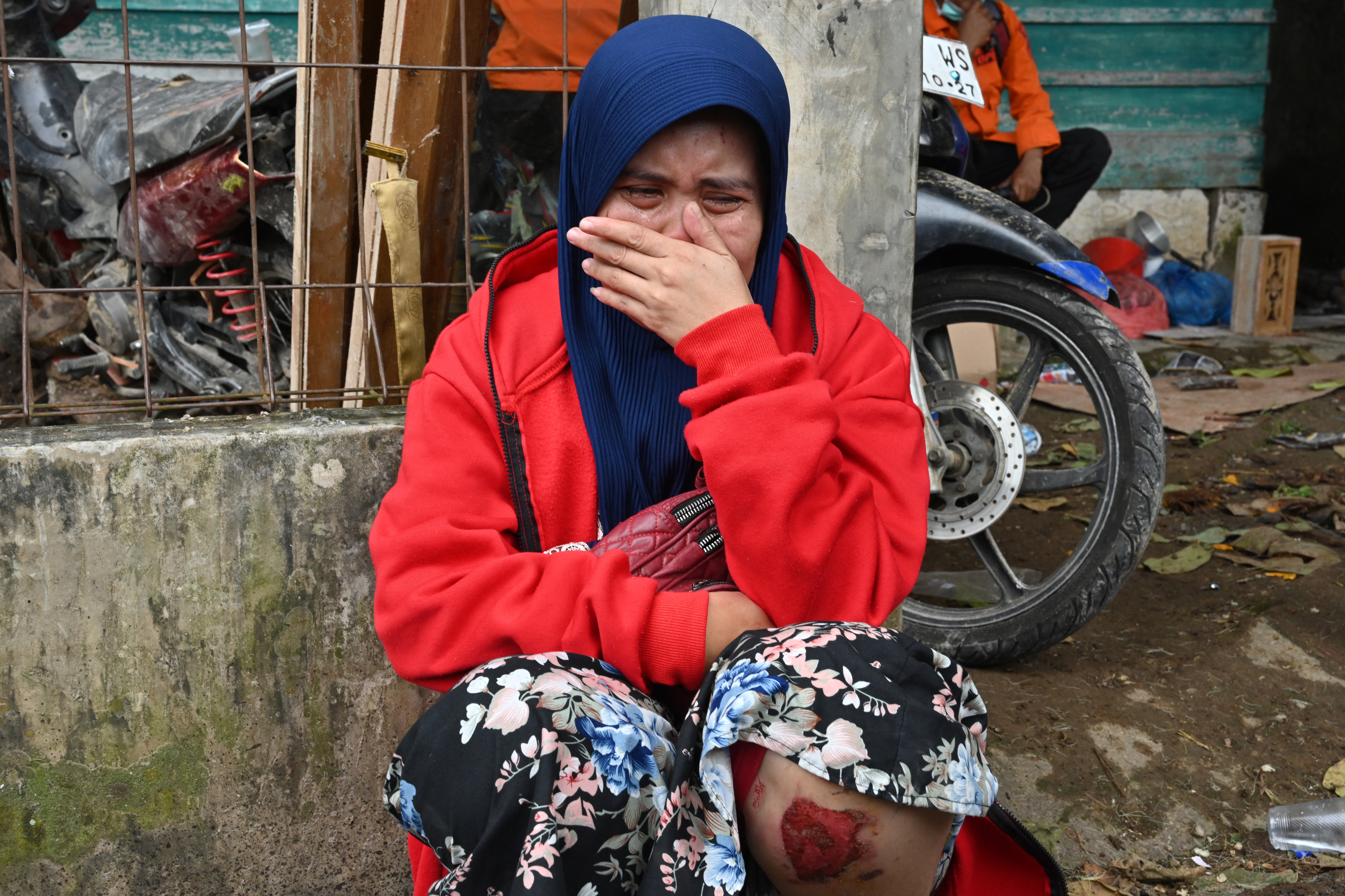 Imas Masfahitah llora mientras el personal de rescate trabaja para encontrar a su hija desaparecida que se cree que está atrapada entre los escombros (ADEK BERRY / AFP)