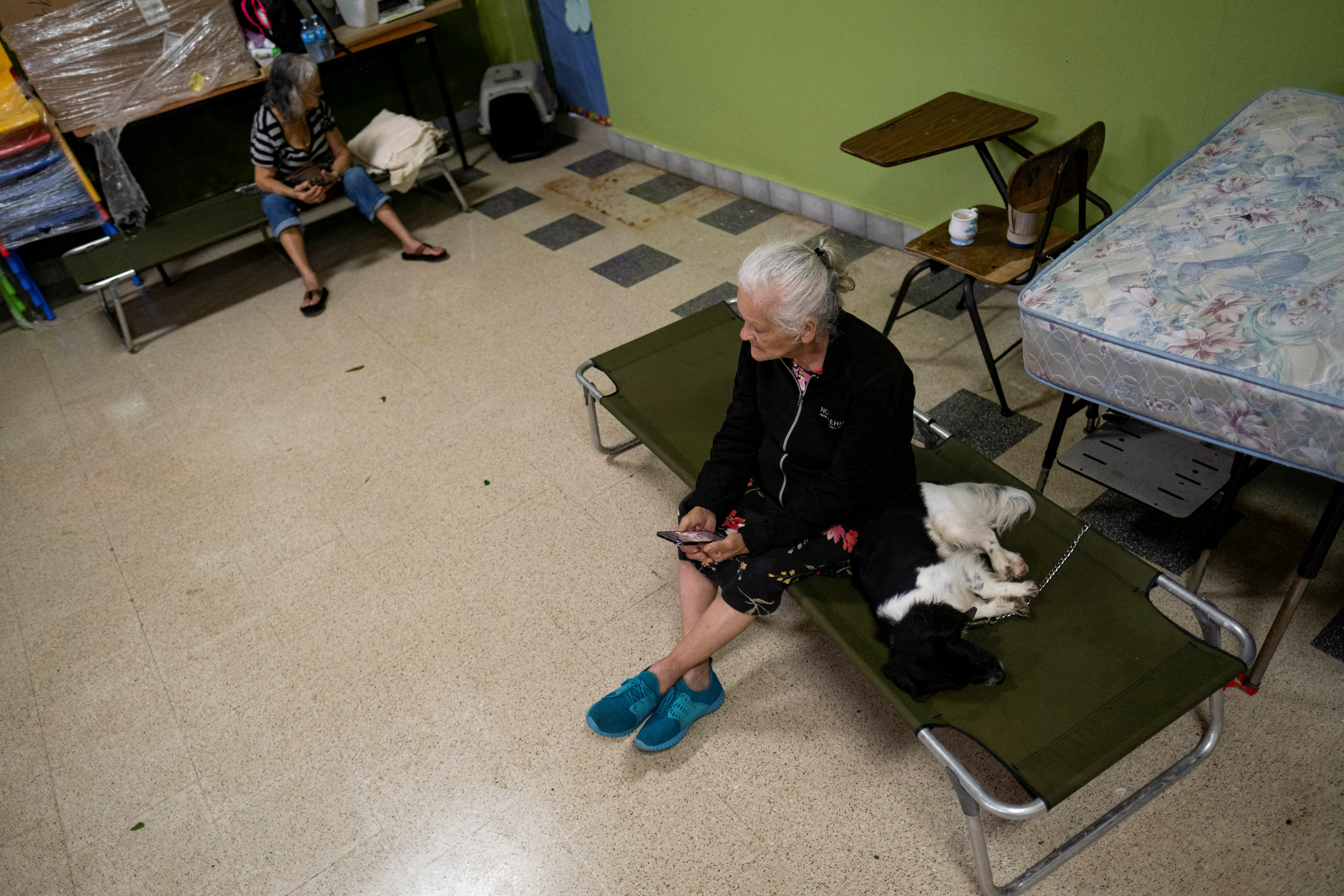 Personas afectadas por el huracán Fiona descansan en un albergue en Salinas, Puerto Rico, 19 de septiembre de 2022. REUTERS/Ricardo Arduengo
