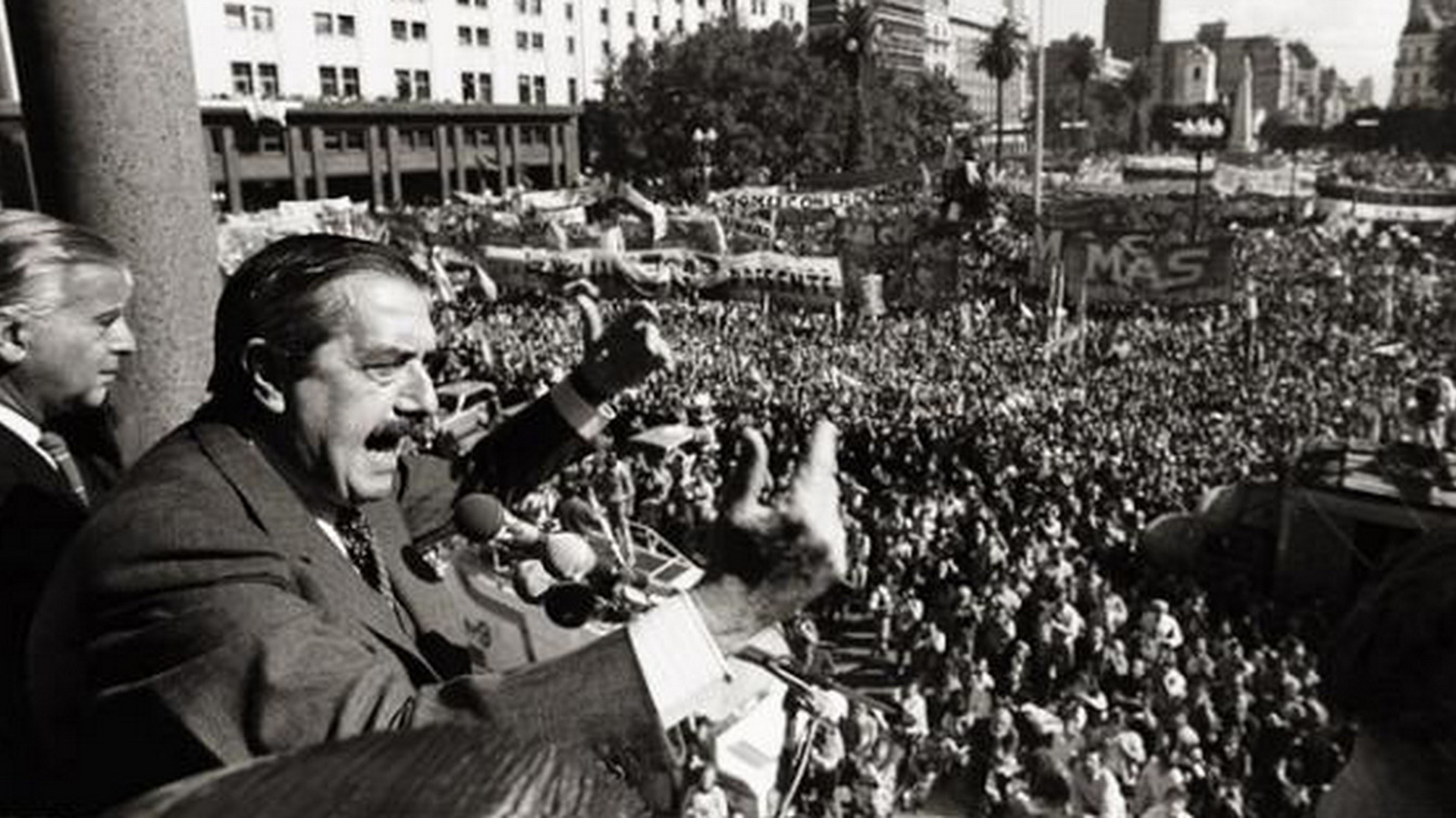 En la Semana Santa de 1986, Cafiero se mostró al lado de Raúl Alfonsín para apoyar la democracia.