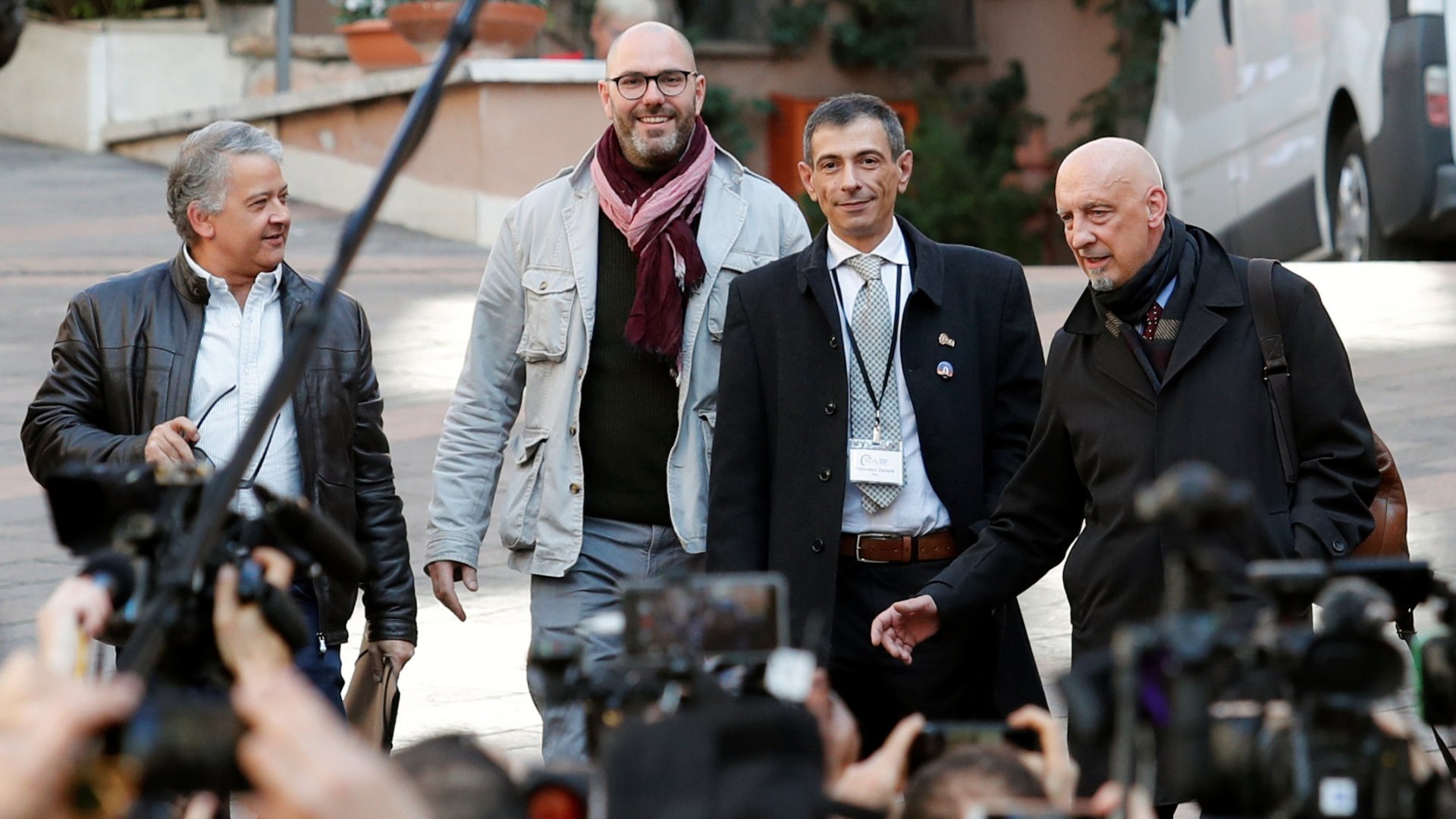 Pedro Salinas, Francois Devaux, Francesco Zanardi y Peter Iseley, sobrevivientes de abuso sexual, hablan con reporteros fuera del Vaticano en Roma (REUTERS/Remo Casilli)