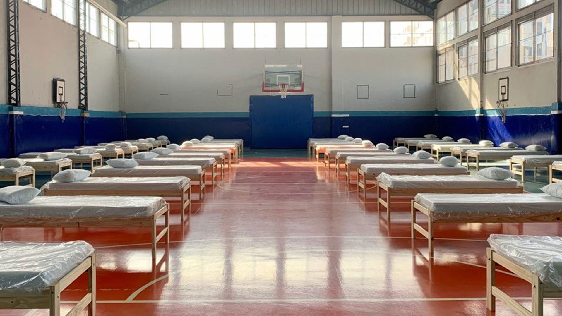 Como el "Estudiantil Porteño", cientos de clubes ofrecieron sus instalaciones para disponer camas de emergencia por la pandemia del coronavirus (Foto María Sol Alonso)
