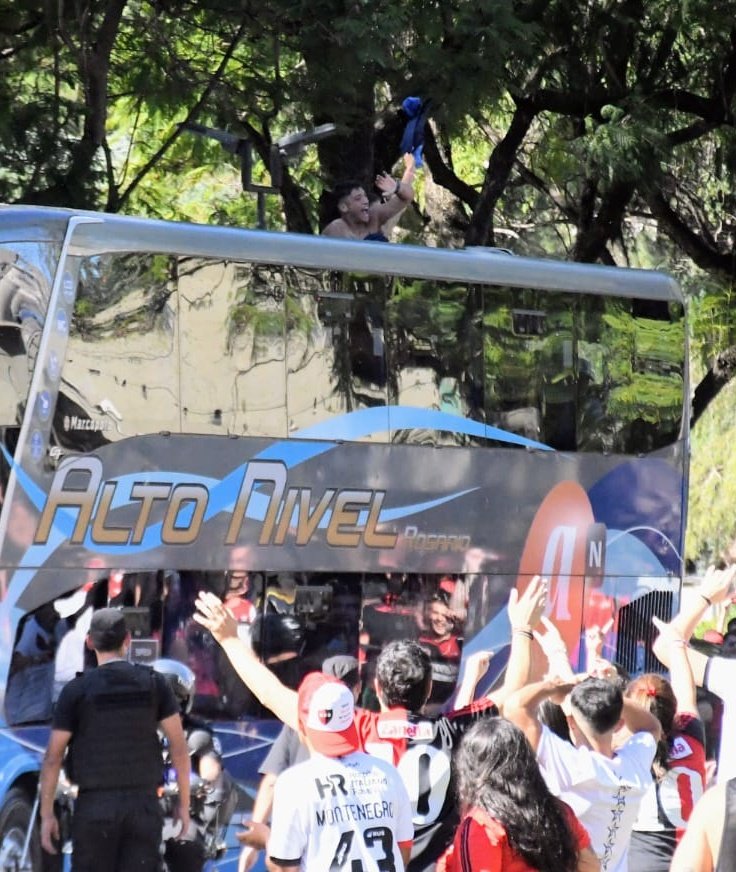 Alejo Véliz y Gino Infantino se asoman por la ventanilla superior del micro antes de ingresar al estadio de Newell's