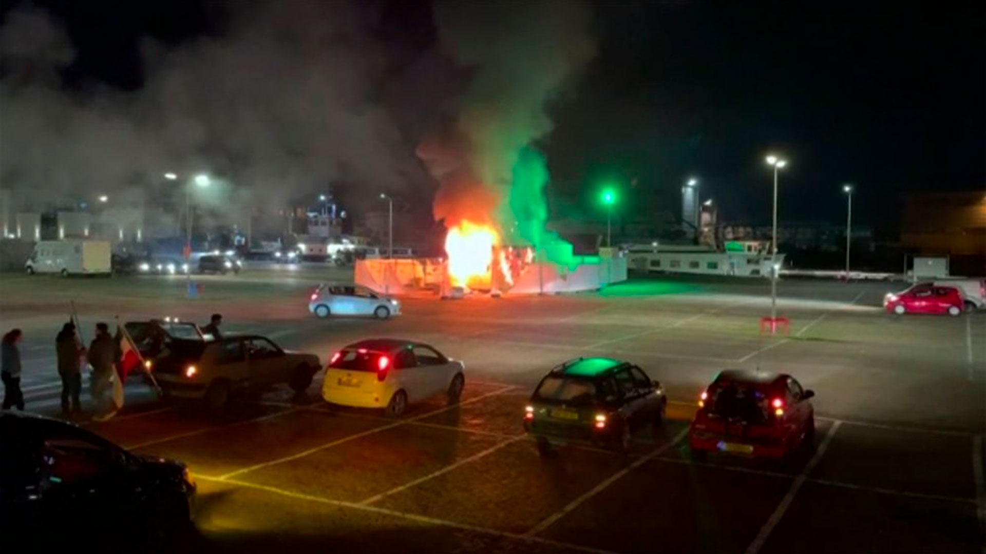 En esta imagen tomada de un video se ve un centro de pruebas de COVID-19 tras ser incendiado en Urk, el sábado 23 de enero de 2021 (Pro News vía AP)