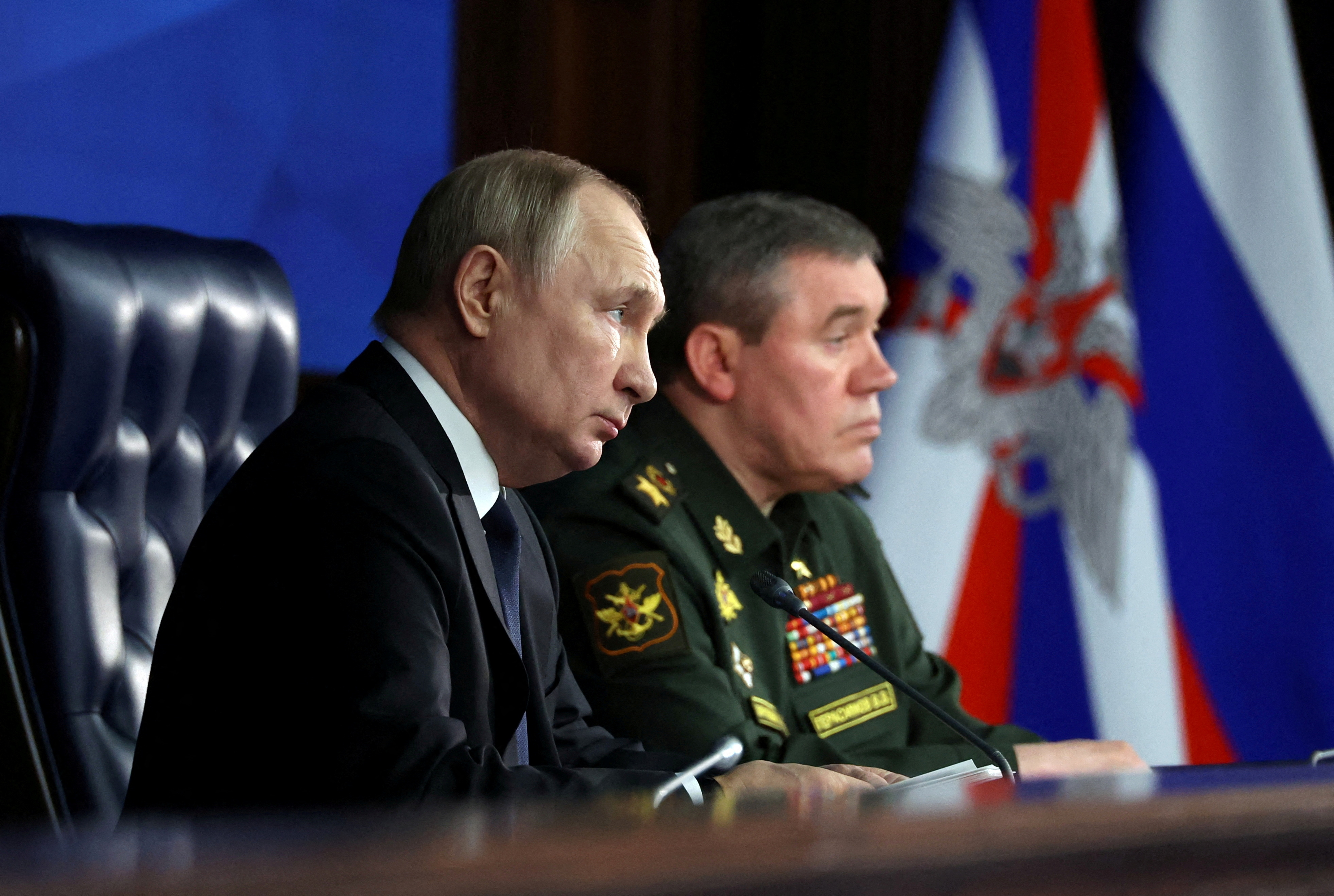 Vladimir Putin junto al jefe de Estado Mayor de las Fuerzas Armadas, Valery Gerasimov (Sputnik/Reuters)