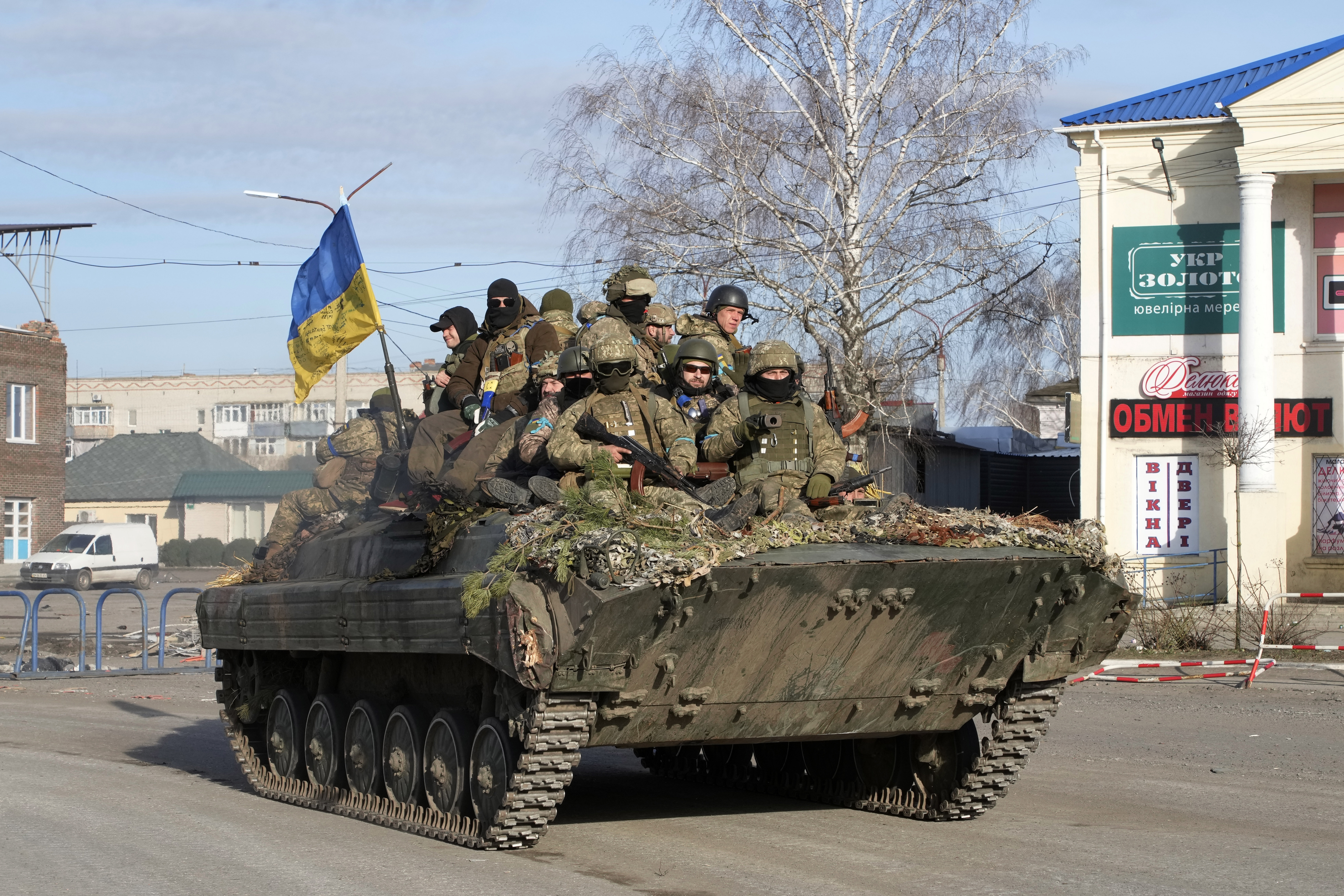 El retorno de la presencia de las fuerzas ucranianas en Trostyanets es un alivio para un país que espera que algunas fuerzas rusas se estén retirando. (AP/Efrem Lukatsky)