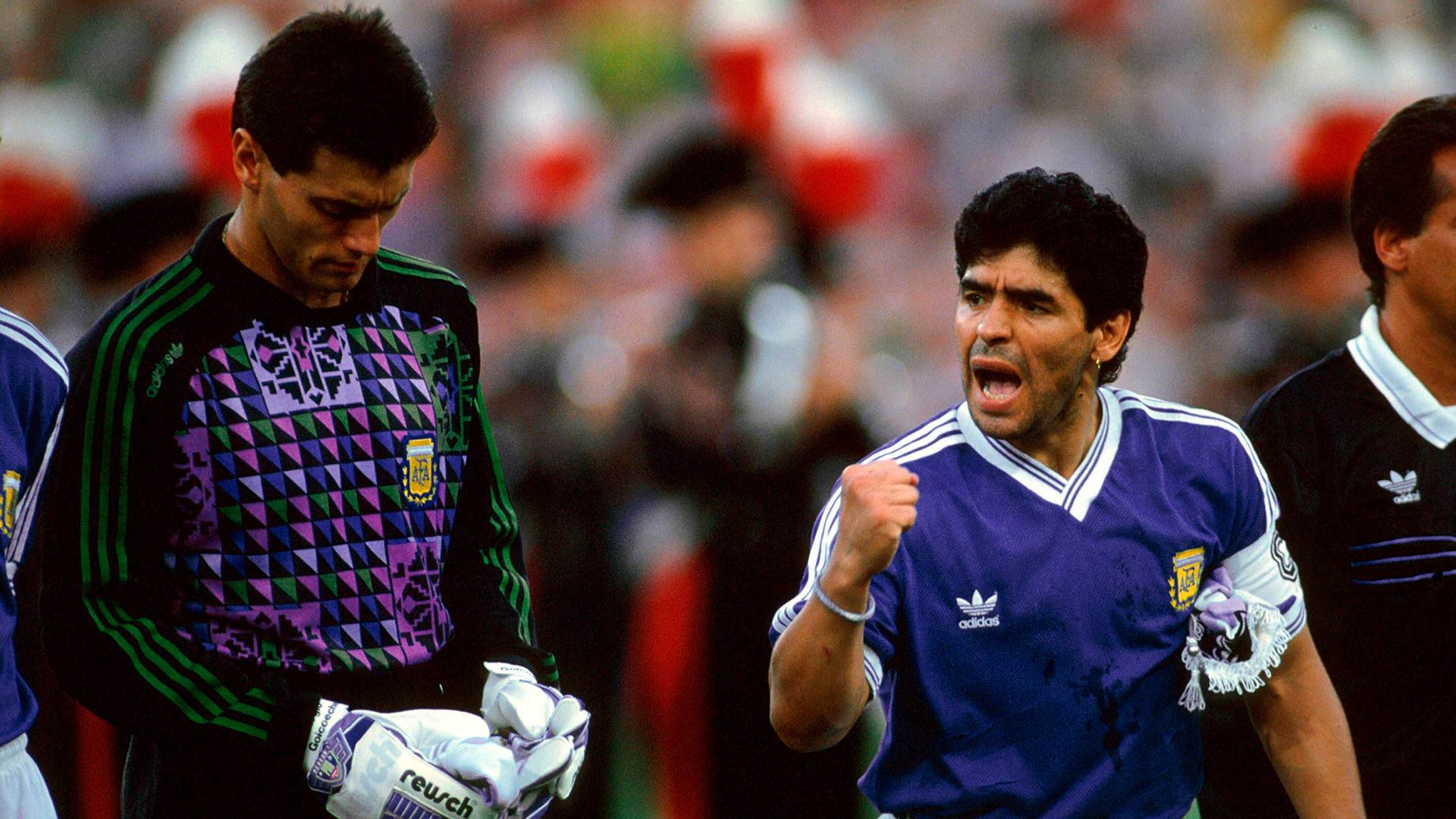 Diego arengando a Goycochea en una de las tandas de penales del Mundial de 1990