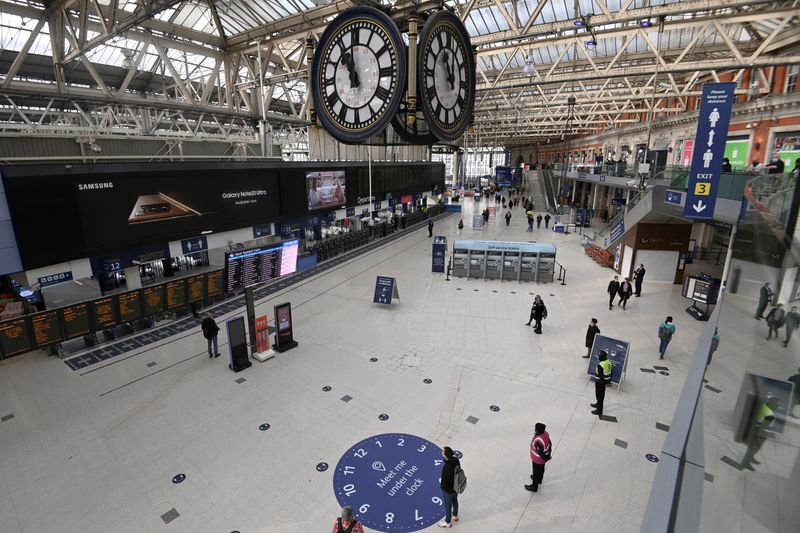 Foto del lunes de Waterloo Station, en Londres. 
Nov 11, 2020. REUTERS/Dylan Martinez