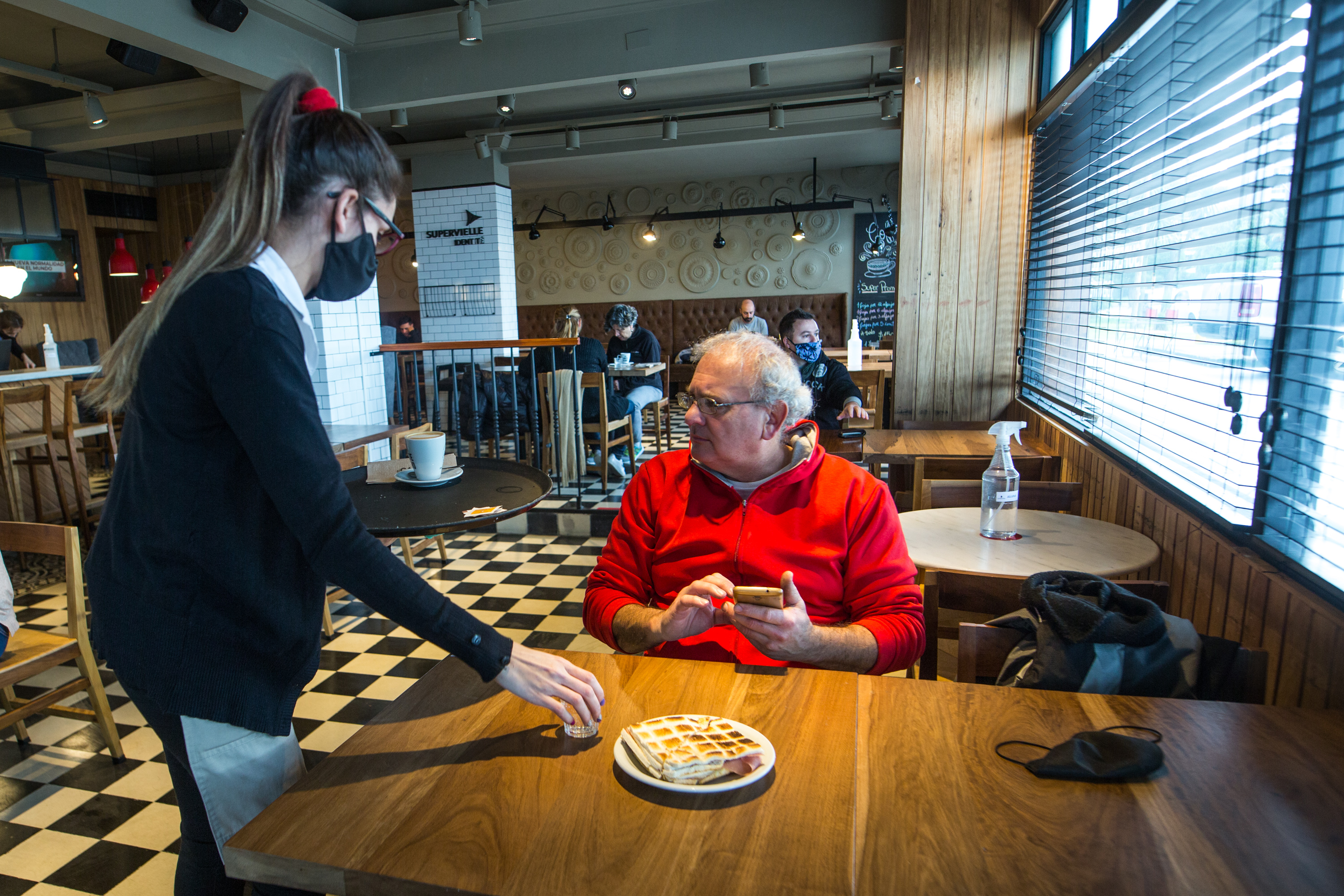 Después de 110 días, los marplatenses pudieron salir a tomar un café o una merienda en el horario de 7 a 18 horas. En la ciudad se reportaron desde marzo 51 casos de COVID-19. De esa cantidad, nueve están en tratamiento, 38 se recuperaron y cuatro fallecieron