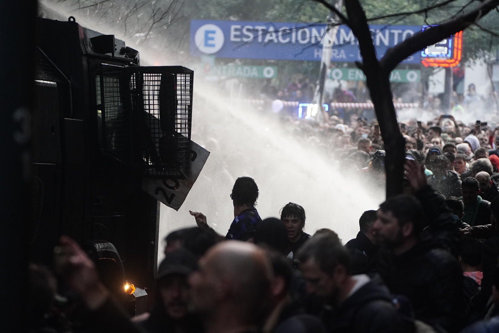 La Policías de la Ciudad utilizó un camión hidrantes y gases lacrimógenos (Crédito: Franco Fafasuli)