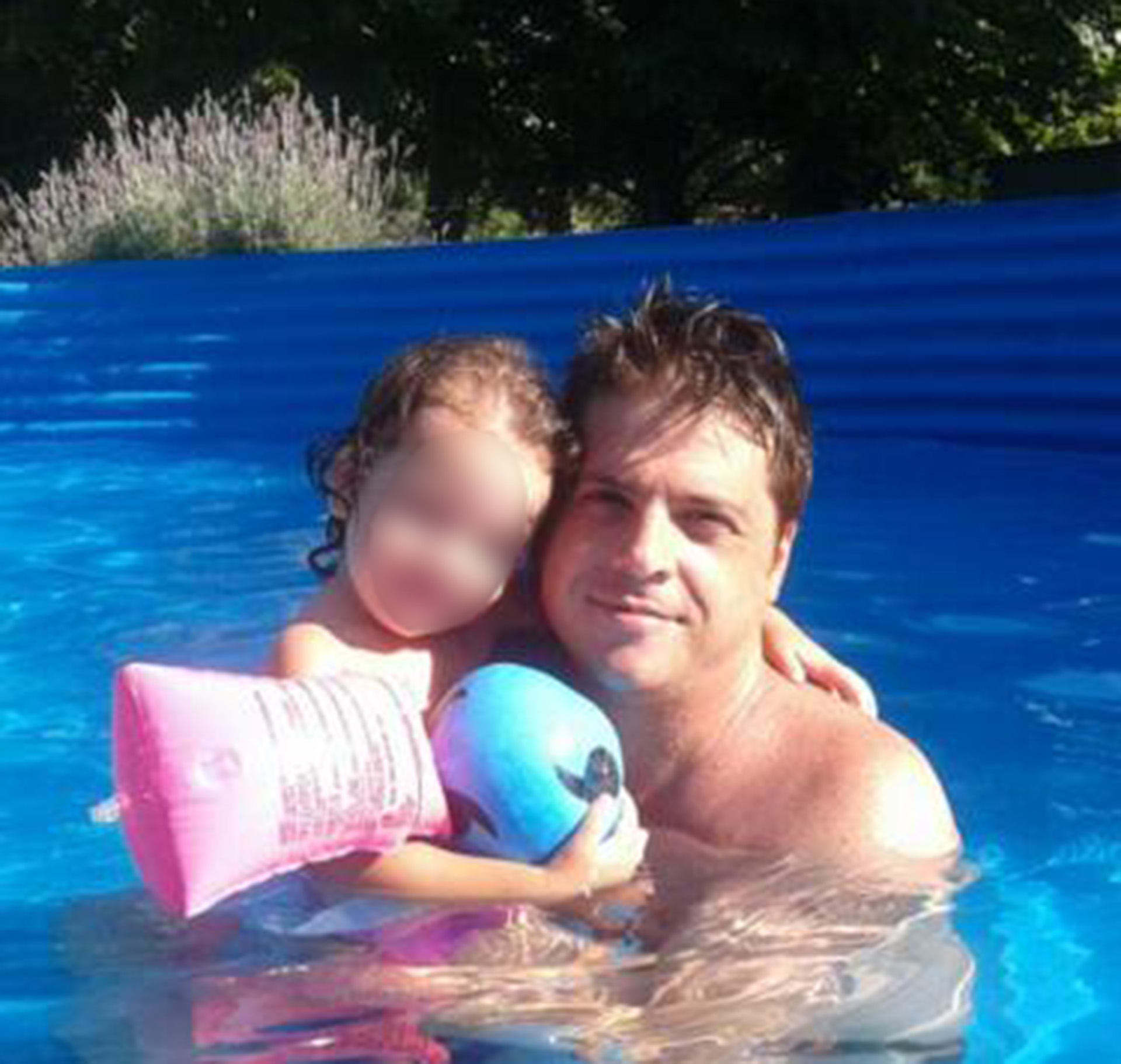 Leopoldo Acuña con su hija, antes del litigio