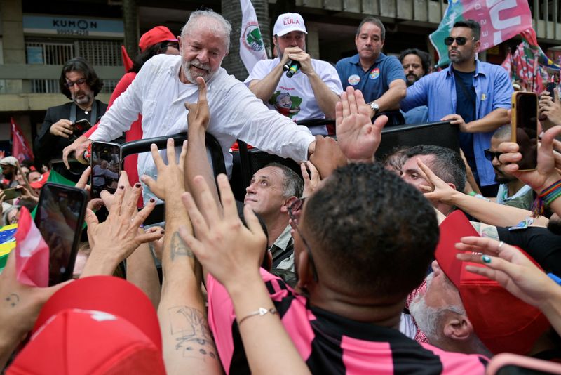 Luiz Inacio Lula da Silva, expresidente de Brasil y actual candidato del PT, saluda a  partidarios durante una marcha en Belo Horizonte, estado de Minas Gerais. (REUTERS/Washington Alves)